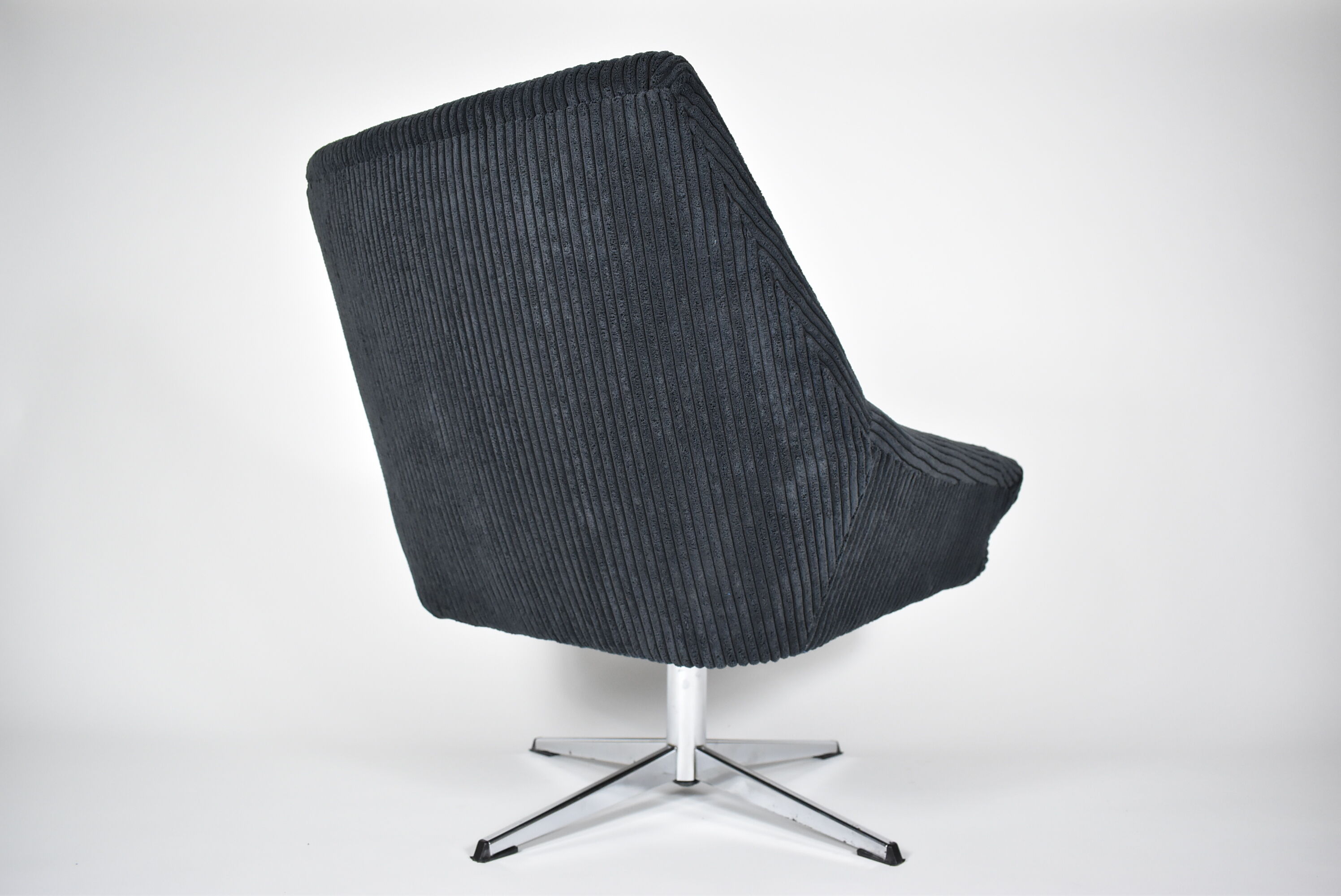 Mid-century armchair Shell, Deutsche Democratic Republic, DDR, 1960s, Black Cord, Chrome