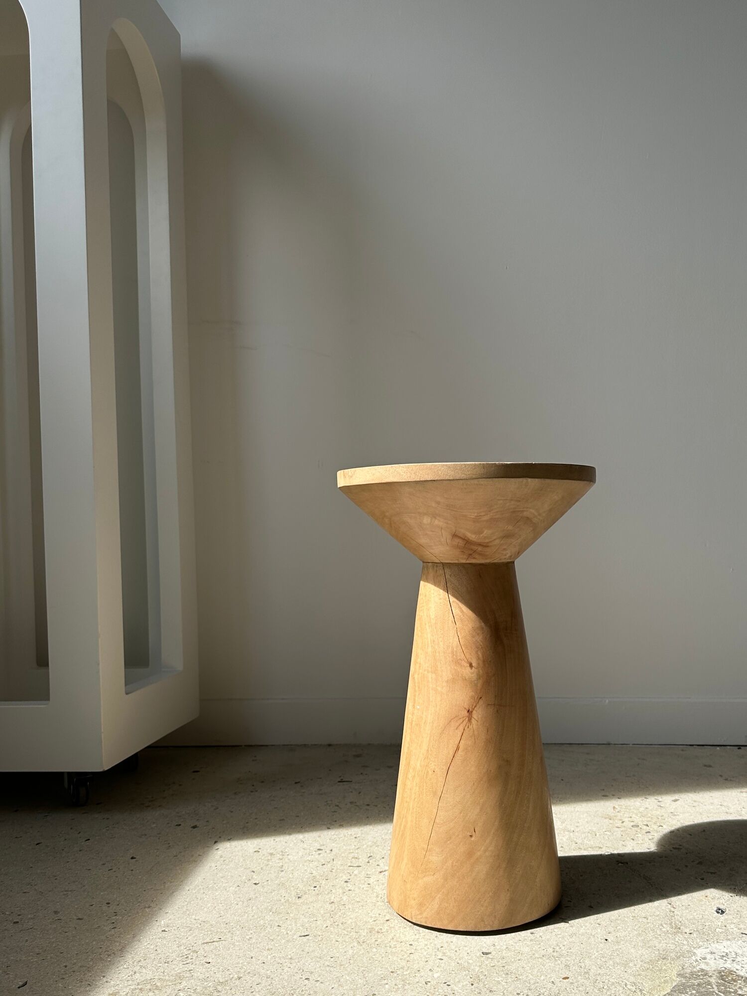 Side table, end of sofa in natural mango monoxyl conical tray H:50cm