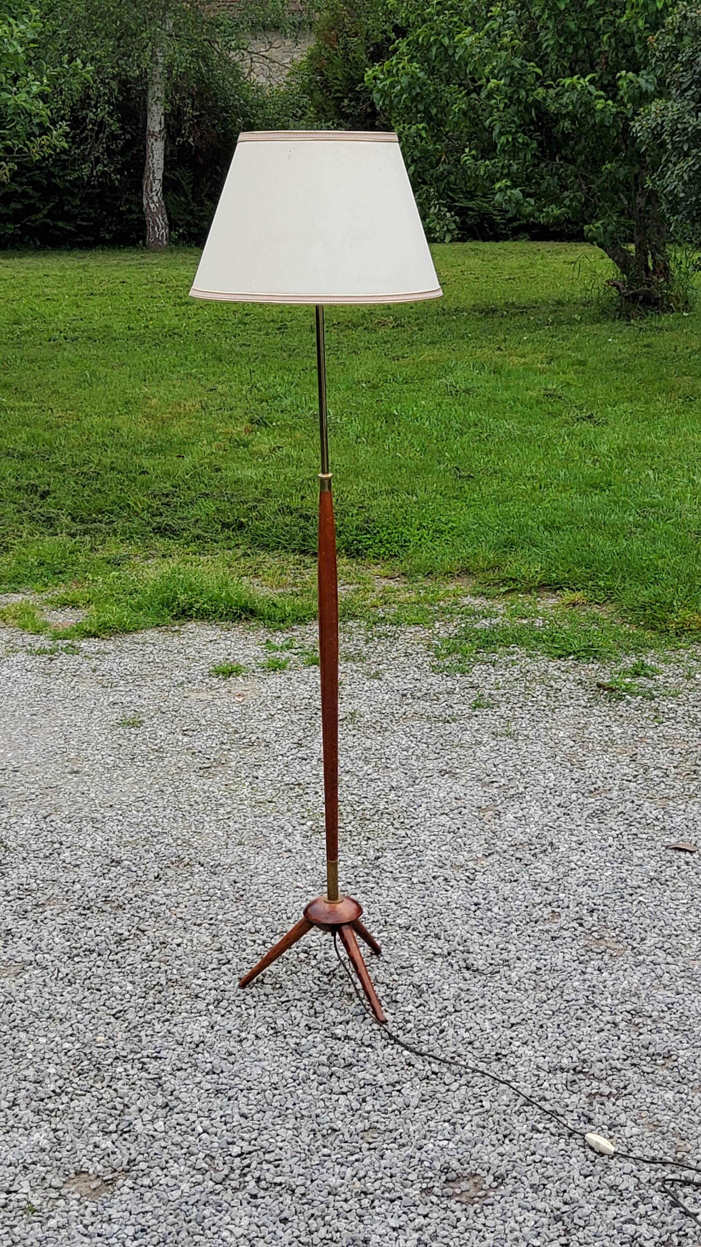 Vintage tripod floor lamp from the 60s in wood and brass