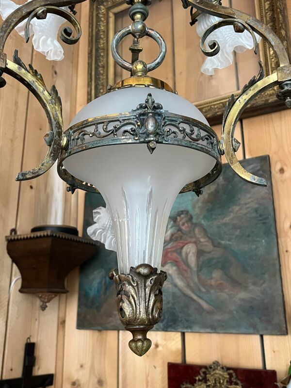 Lustre XIXe en laiton et bronze, Napoléon III, éclairant par 6 tulipes et un globe central