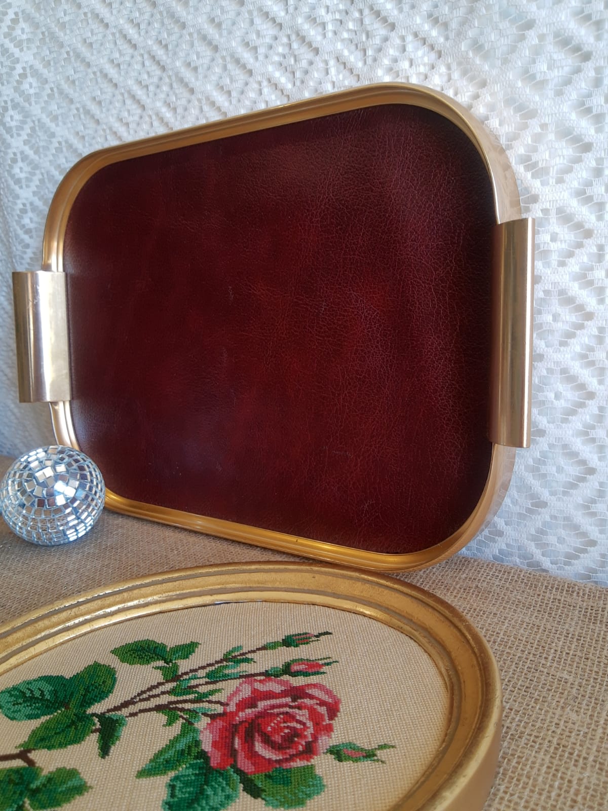 Plateau rectangulaire simili cuir bordeaux et métal doré vintage