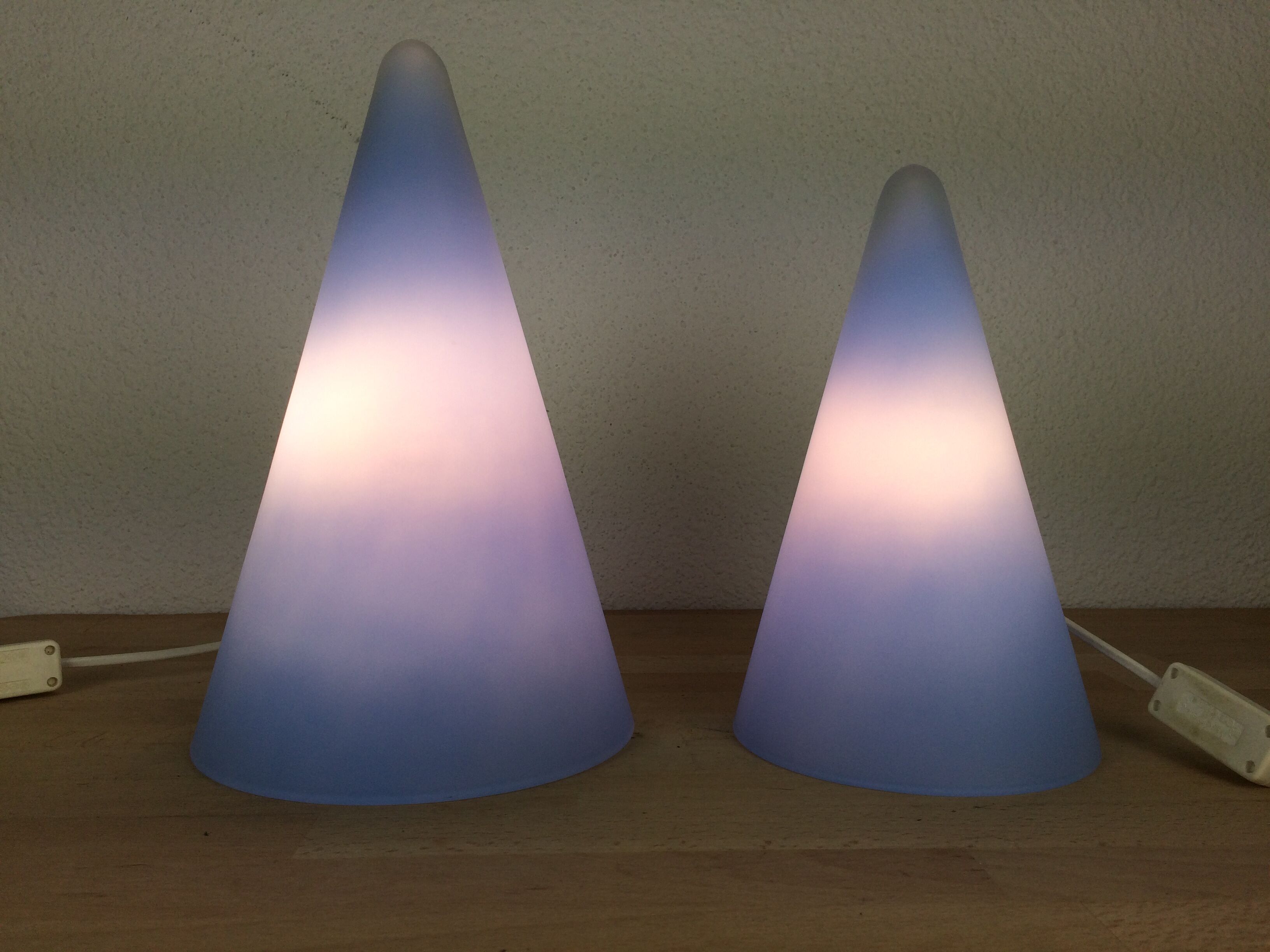 2 lampes coniques Teepee par SCE en verre bleu
