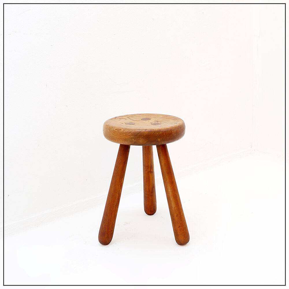 Brutalist tripod stool in solid wood, around 1960.