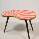 Table d'appoint, en forme de rein, rayures rouge-rose, trois pieds élégants, style années 50