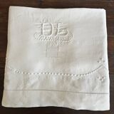 Drap ancien, broderies et monogramme DL