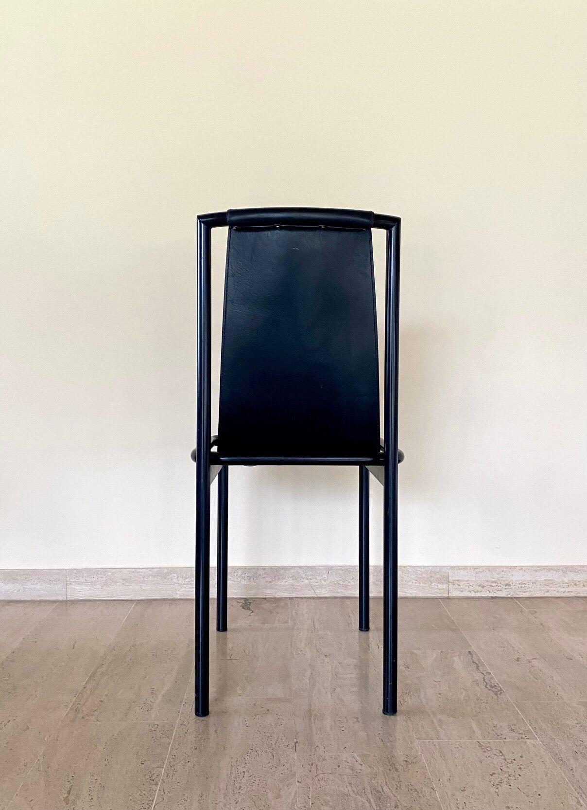 4 postmodern design chairs in black metal and leather, 1980's