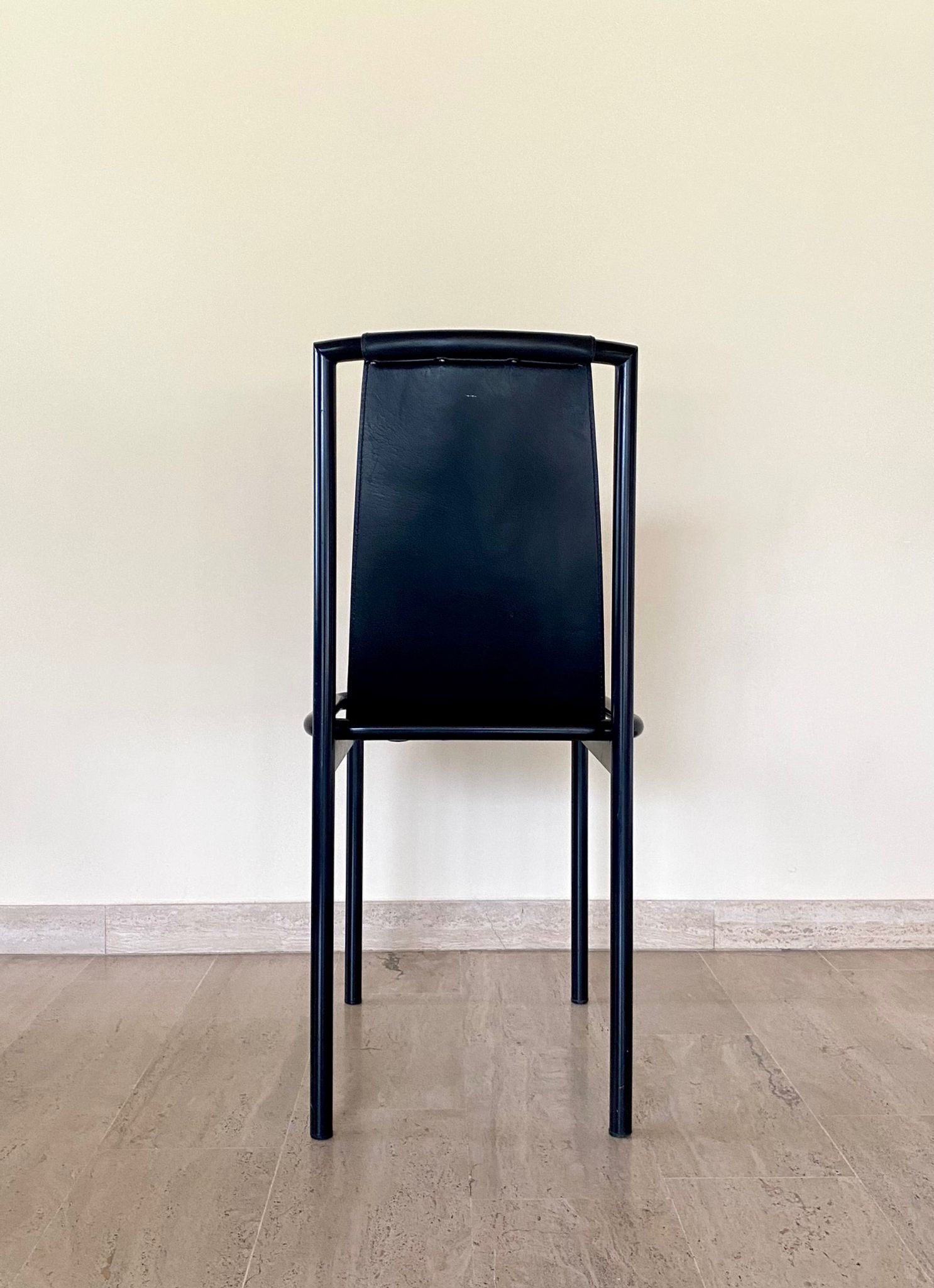 4 chaises design postmodernes en métal et cuir noires, 1980's