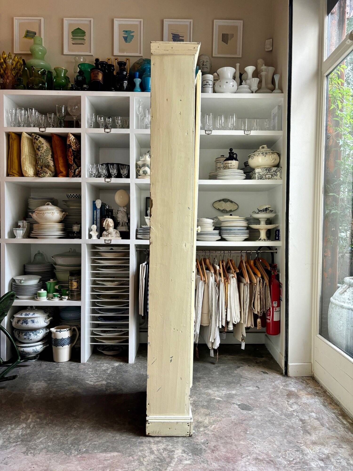 Standing man, cabinet with 1 door, 3 shelves in beige wood