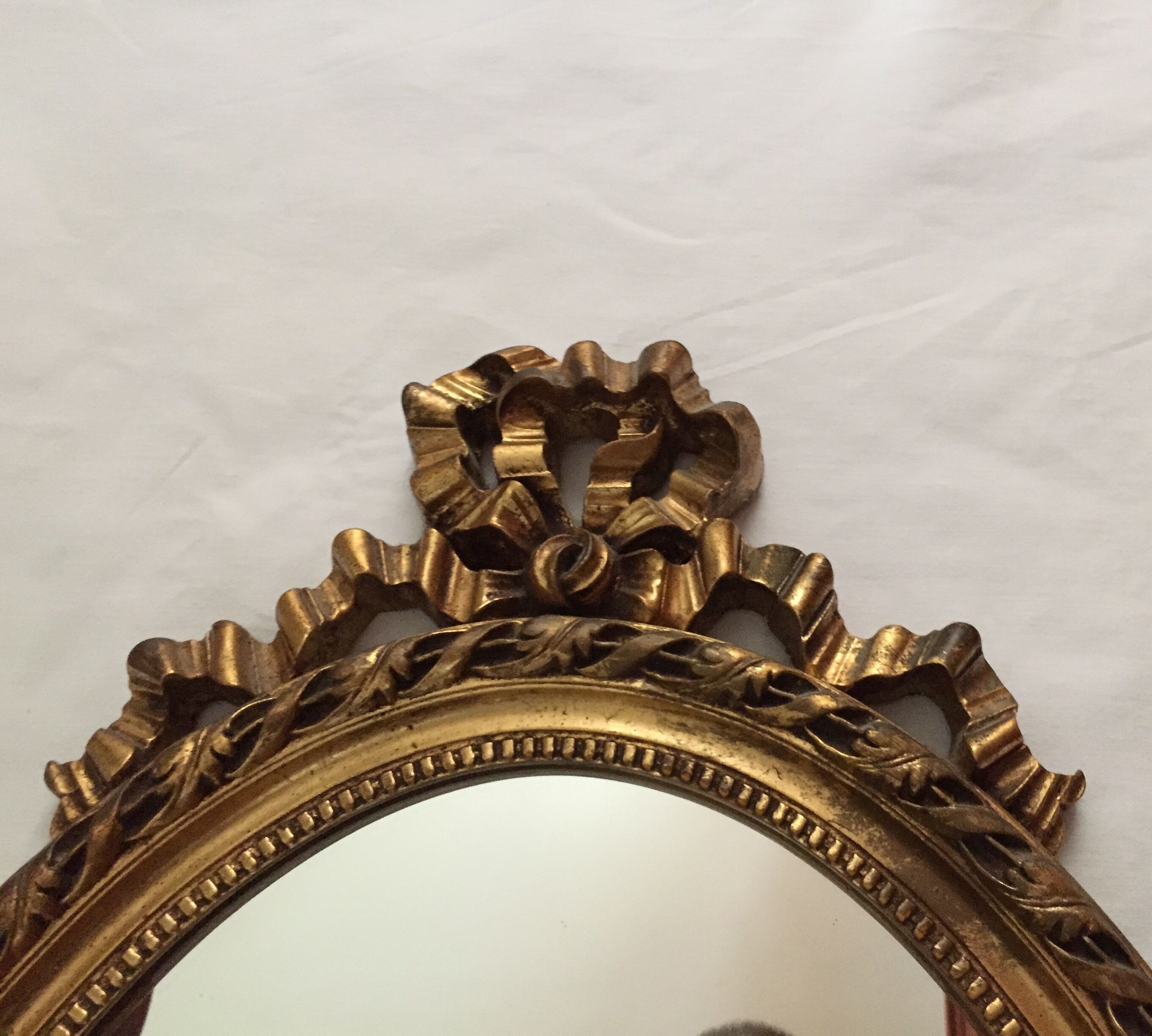 Miroir ovale en bois doré 52 x 35 cm
