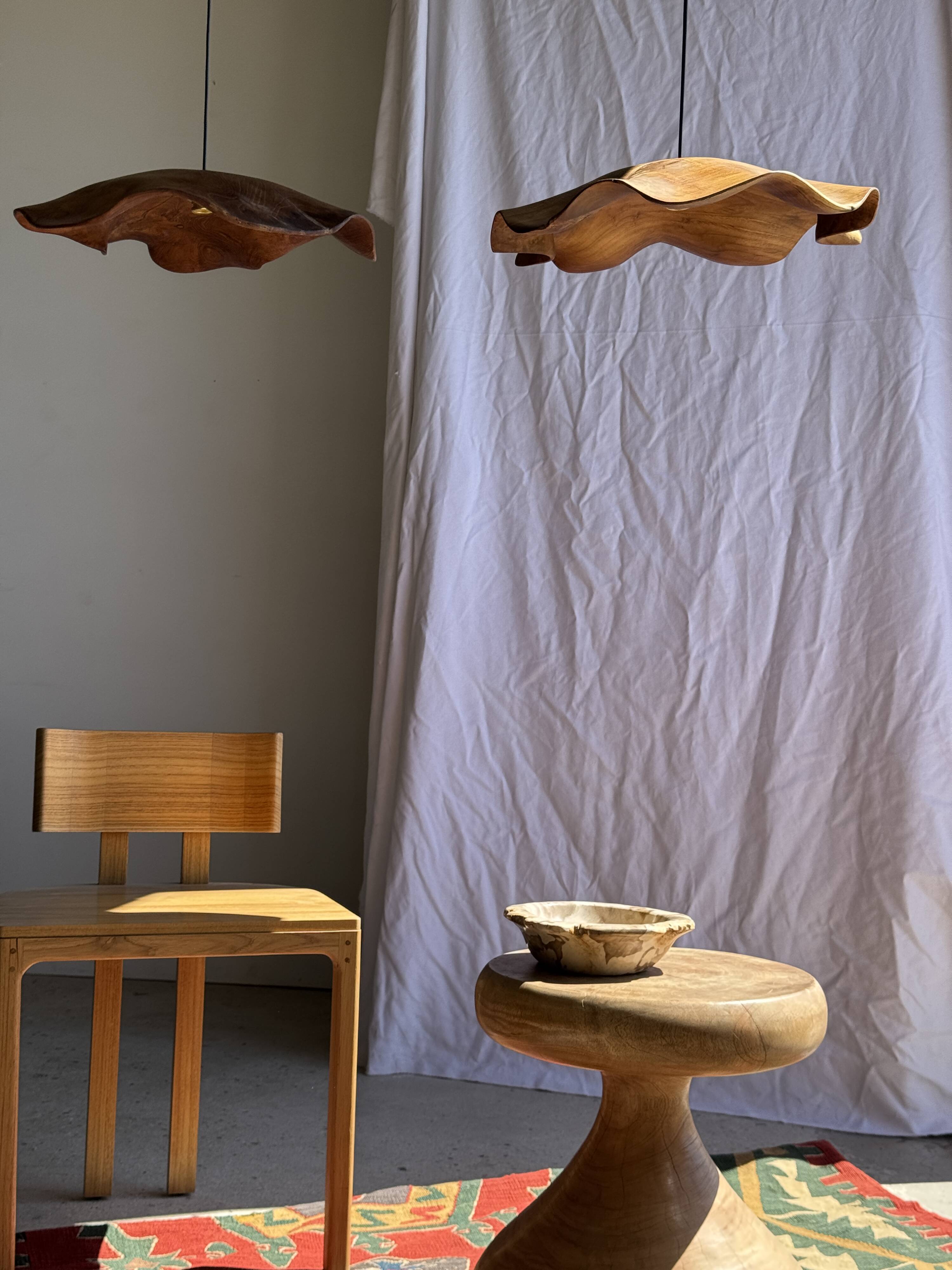 Large wavy flat leaf suspension in smooth teak D:50