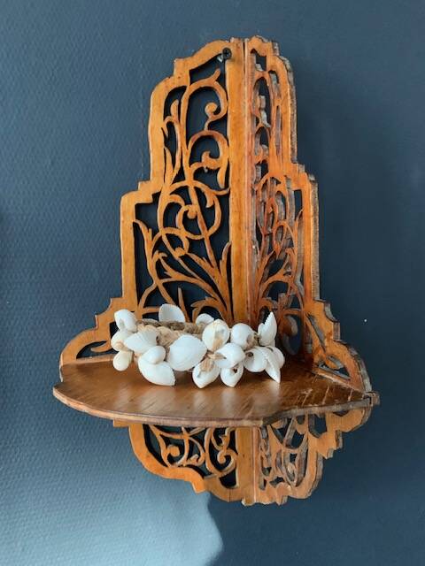 Old wall corner shelf in cut wood from the 1900s