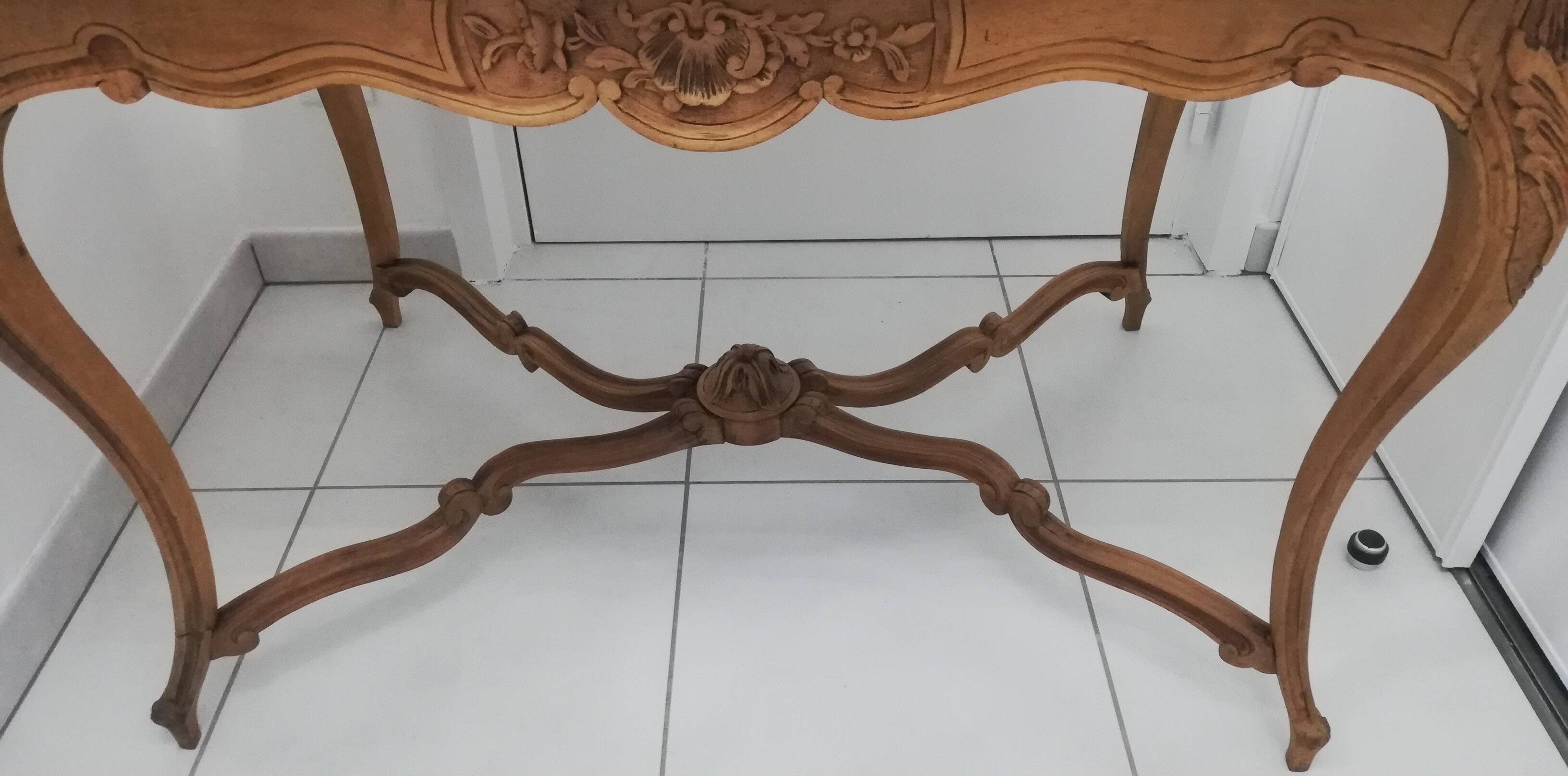 Table à tiroir de style Louis XV