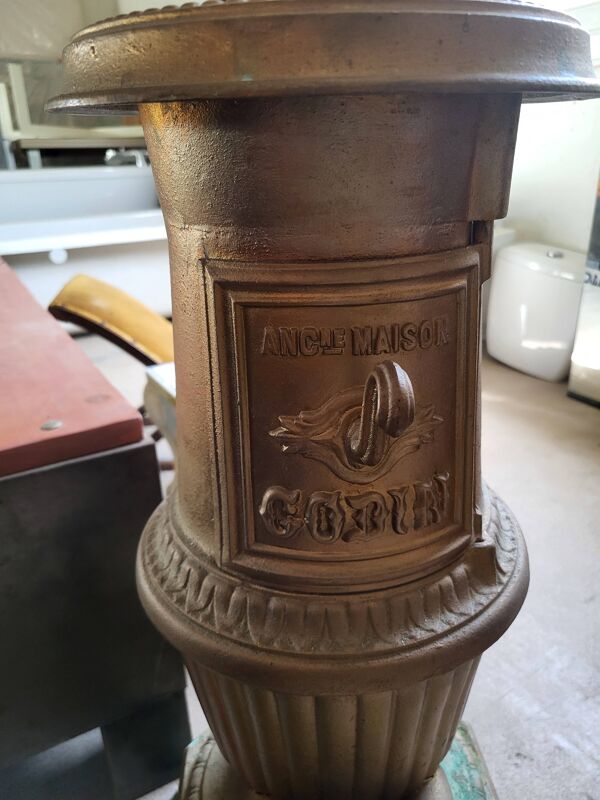 Ancien poêle Godin en fonte.