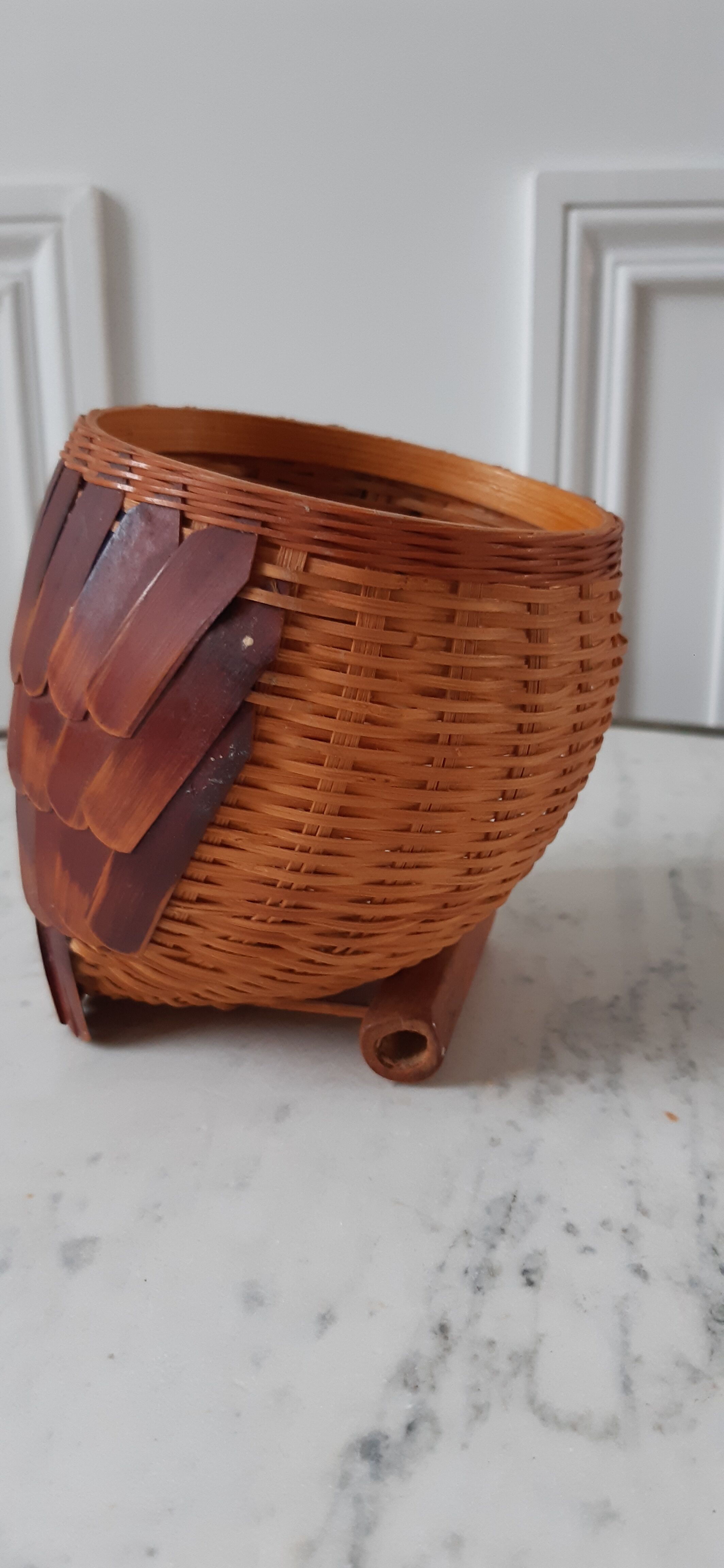 Cache-pot chouette en osier et rotin années 70