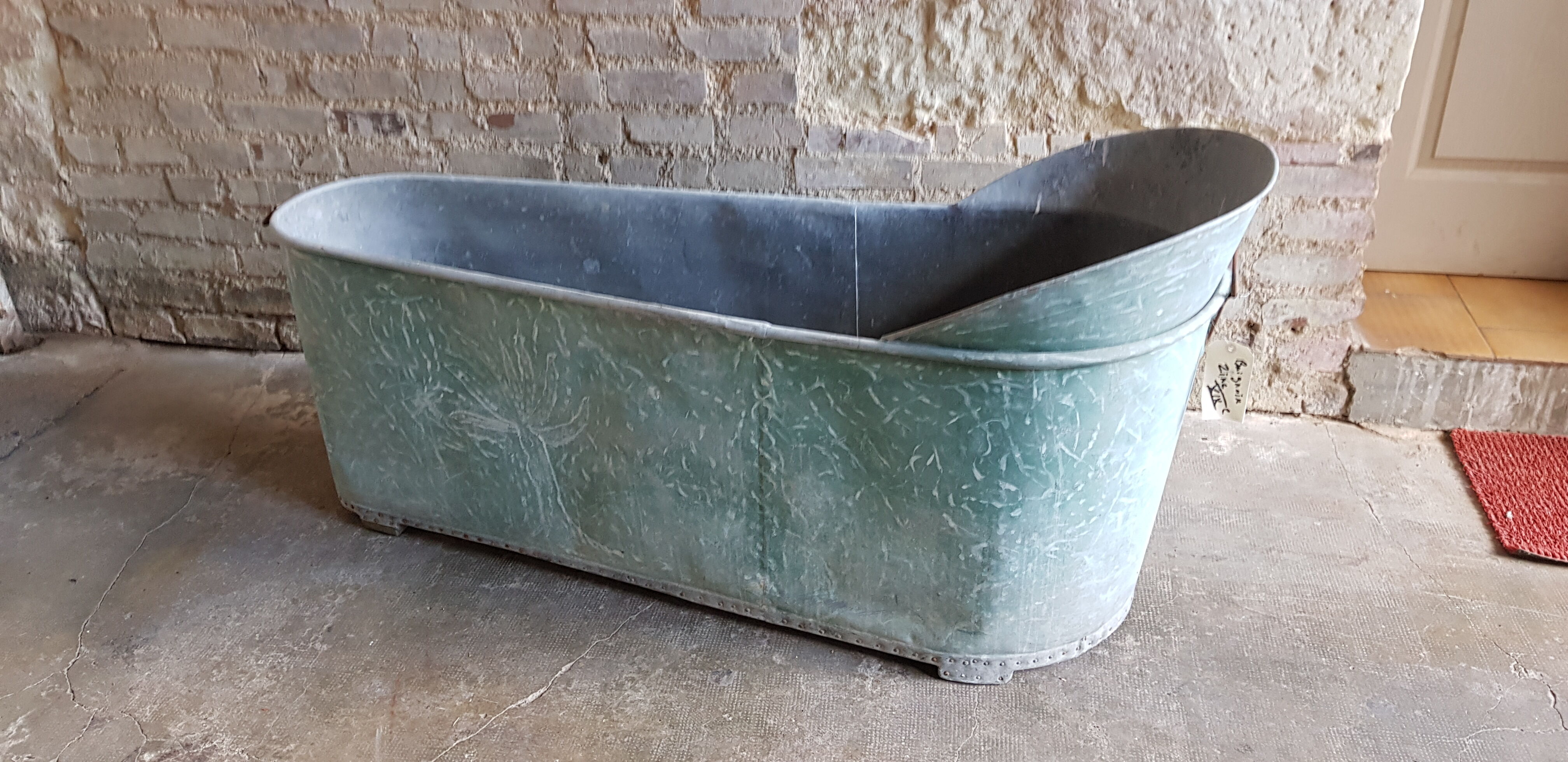 Zinc bathtub