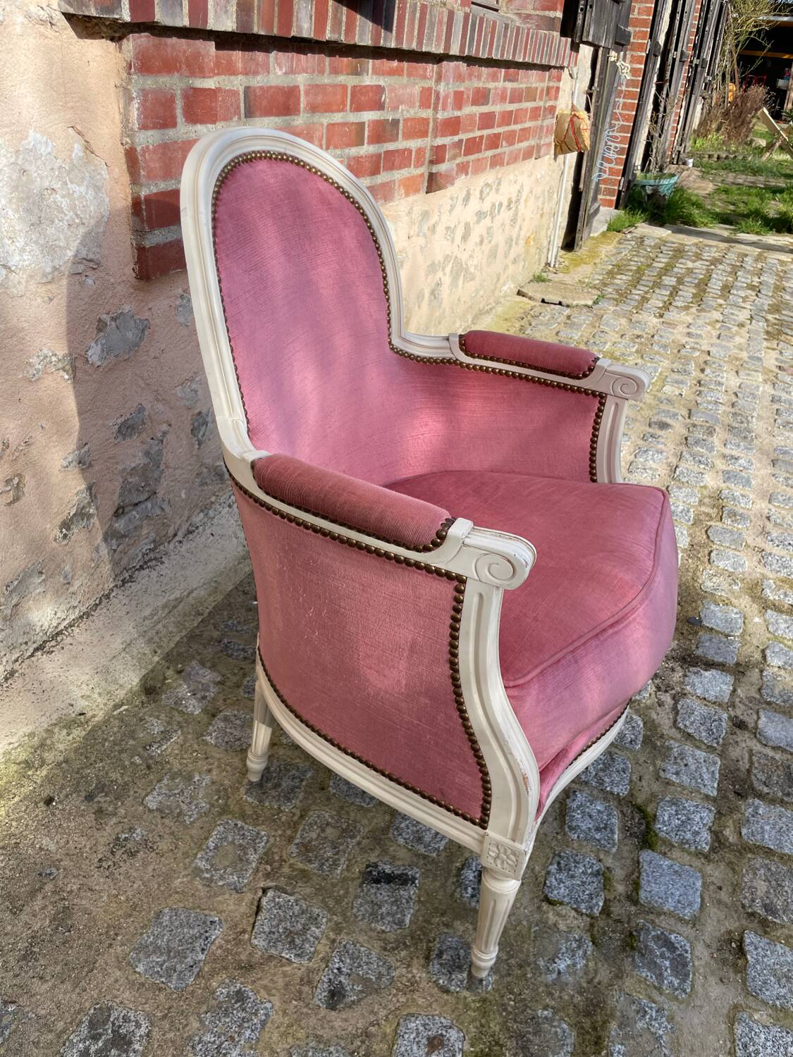 Armchair / Pink velvet Bergère