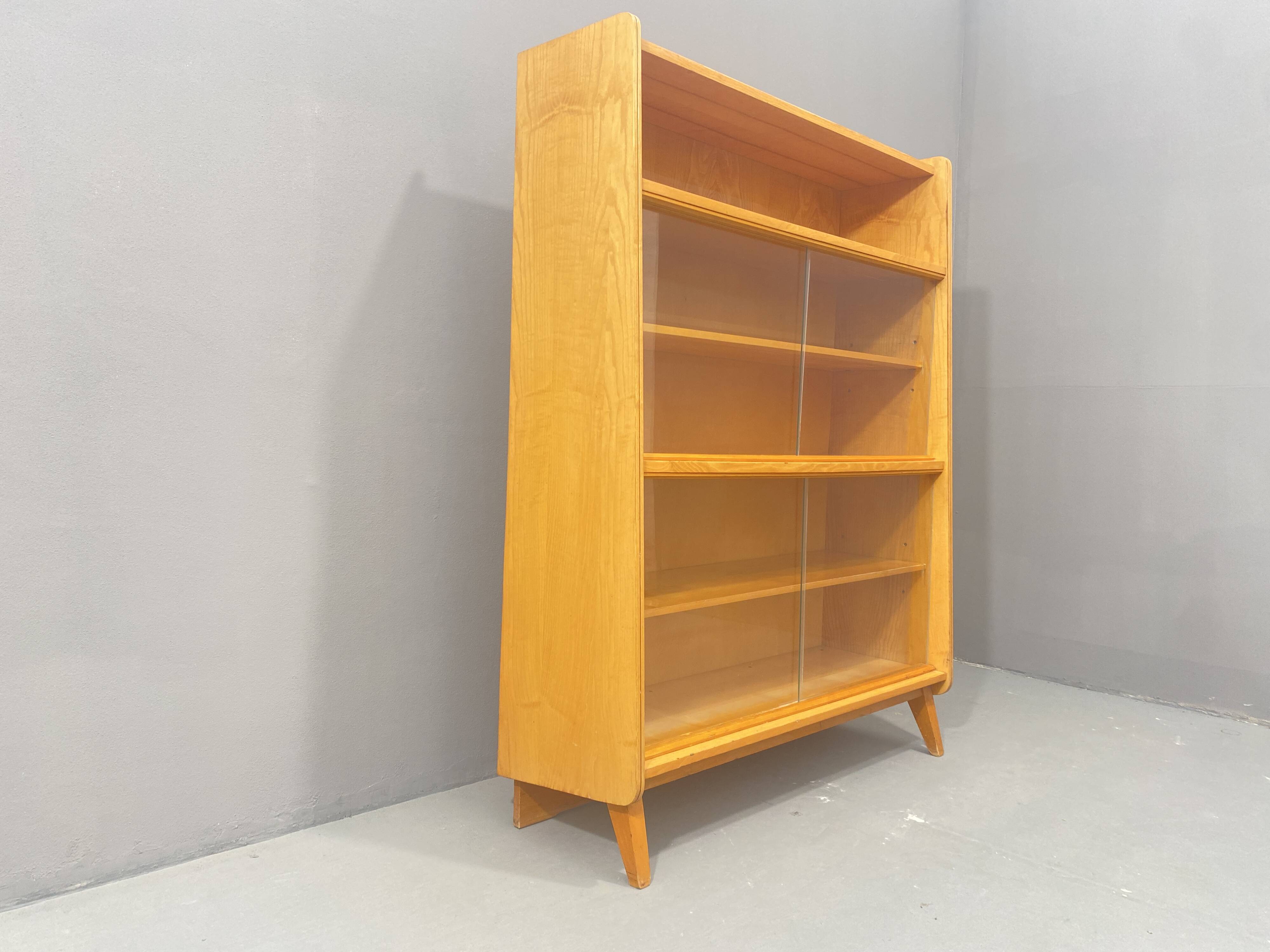 Bibliothèque vintage en noyer par František Jirák, 1960, Tchécoslovaquie