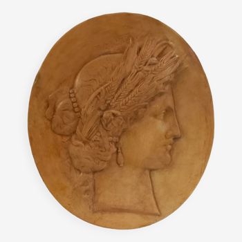 Médaillon en plâtre, haut relief, patine ocre jaune, représentant la divinité romaine Cérès