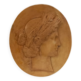 Médaillon en plâtre, haut relief, patine ocre jaune, représentant la divinité romaine Cérès
