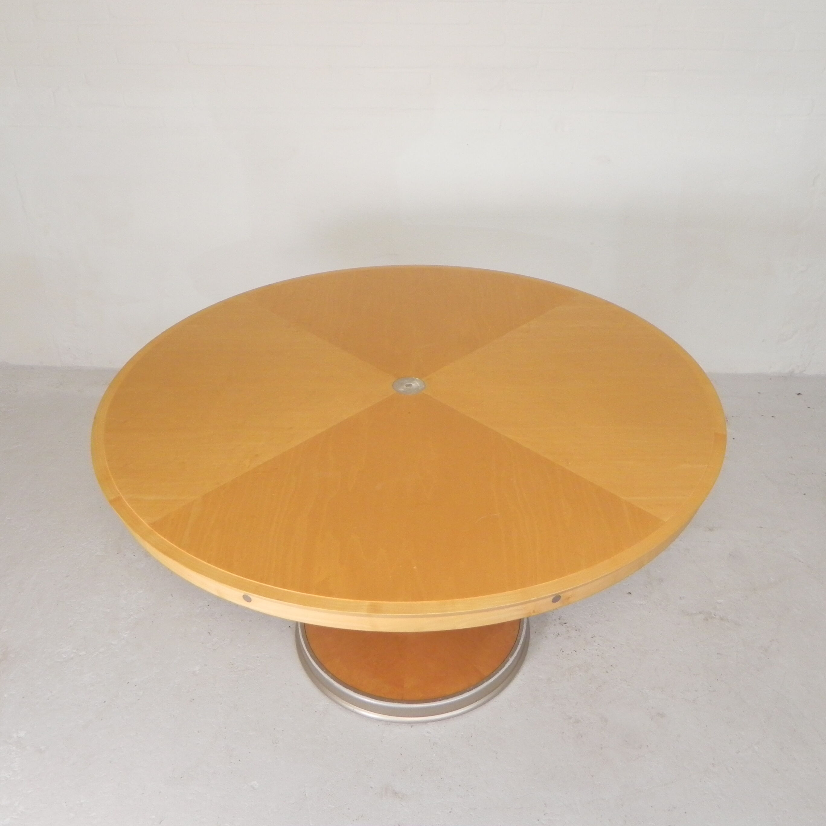 Dining table Isa by Chi Wing Lo for Giorgetti, 130 cm, 1990s
