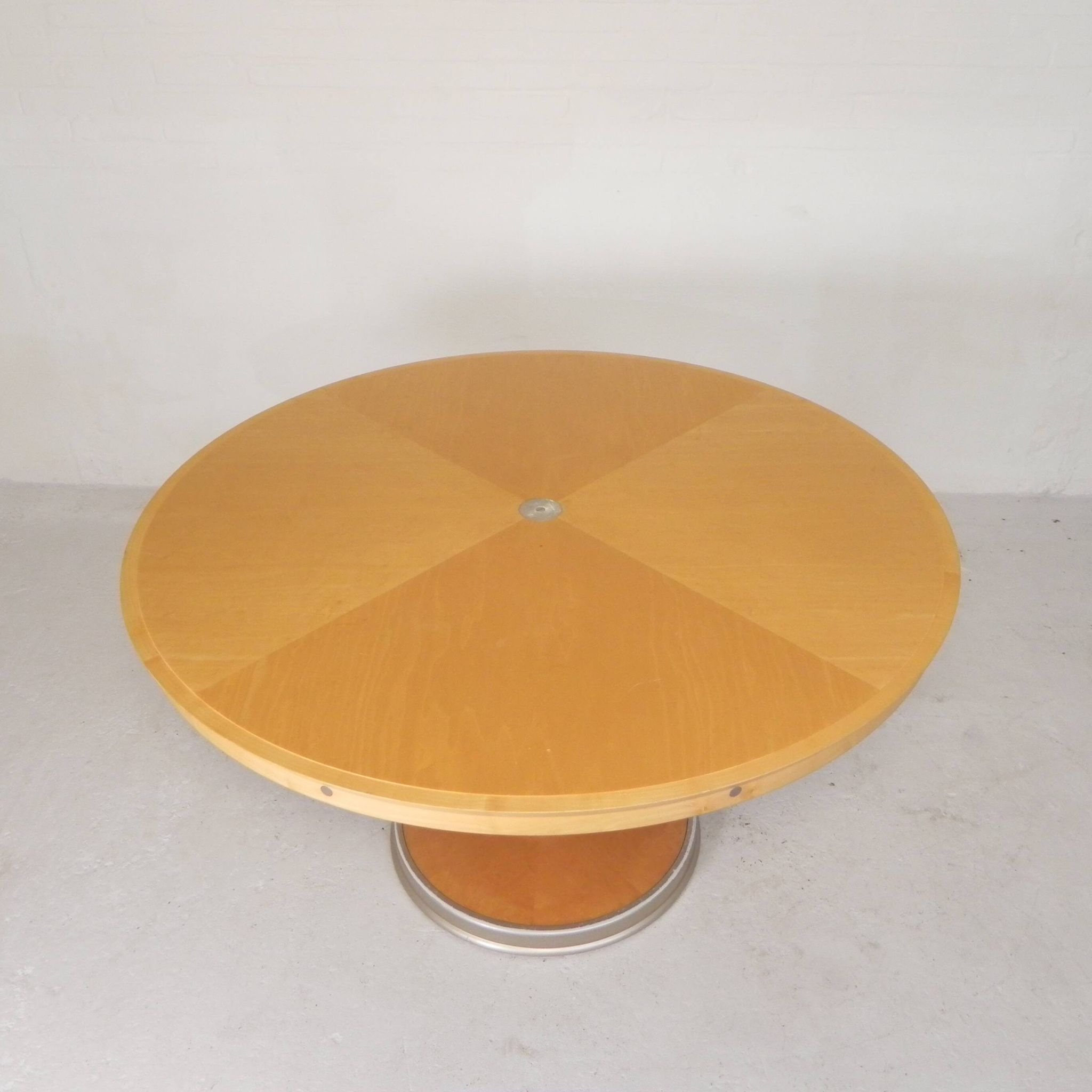 Dining table Isa by Chi Wing Lo for Giorgetti, 130 cm, 1990s
