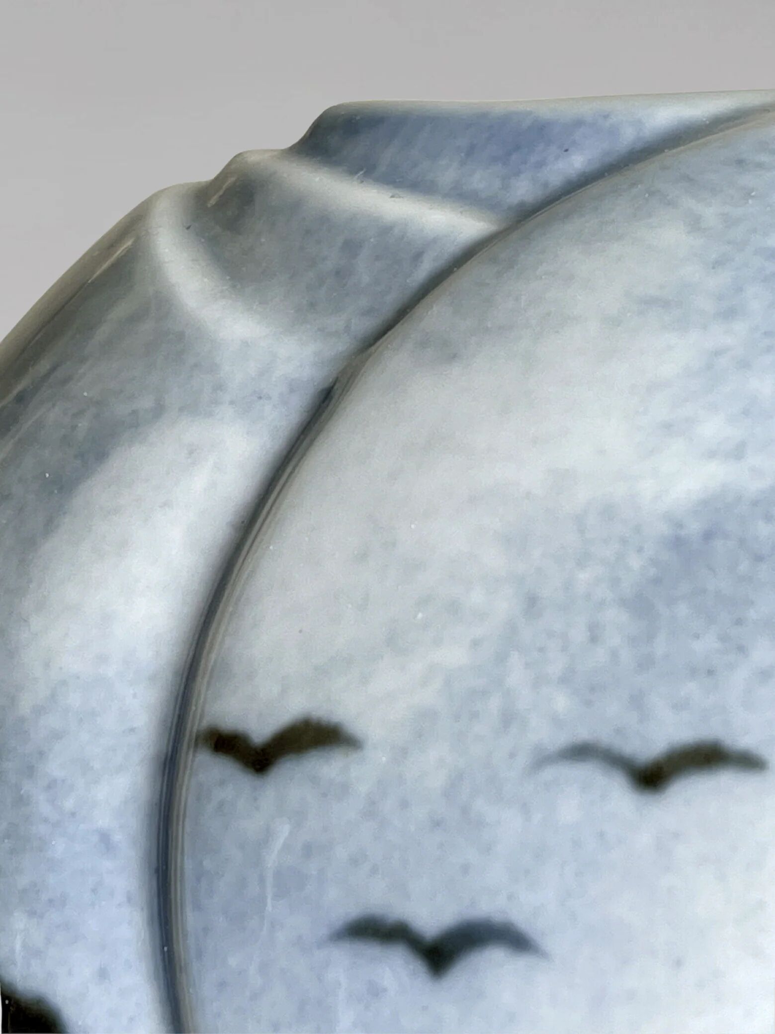 Vase Virebent in gradient blue porcelain decorated with landscape and birds.