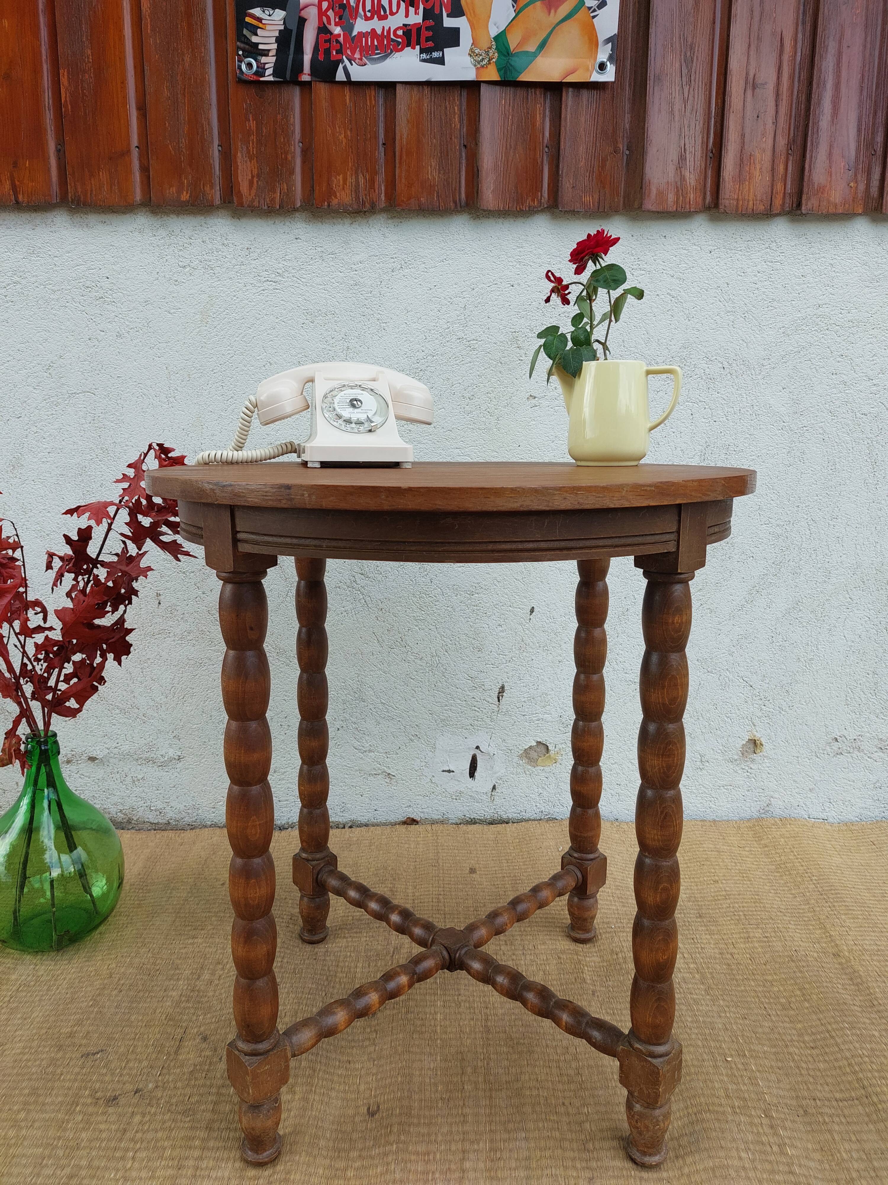 Round table, turned wooden legs