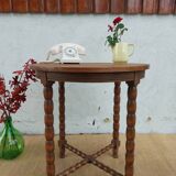 Round table, turned wooden legs