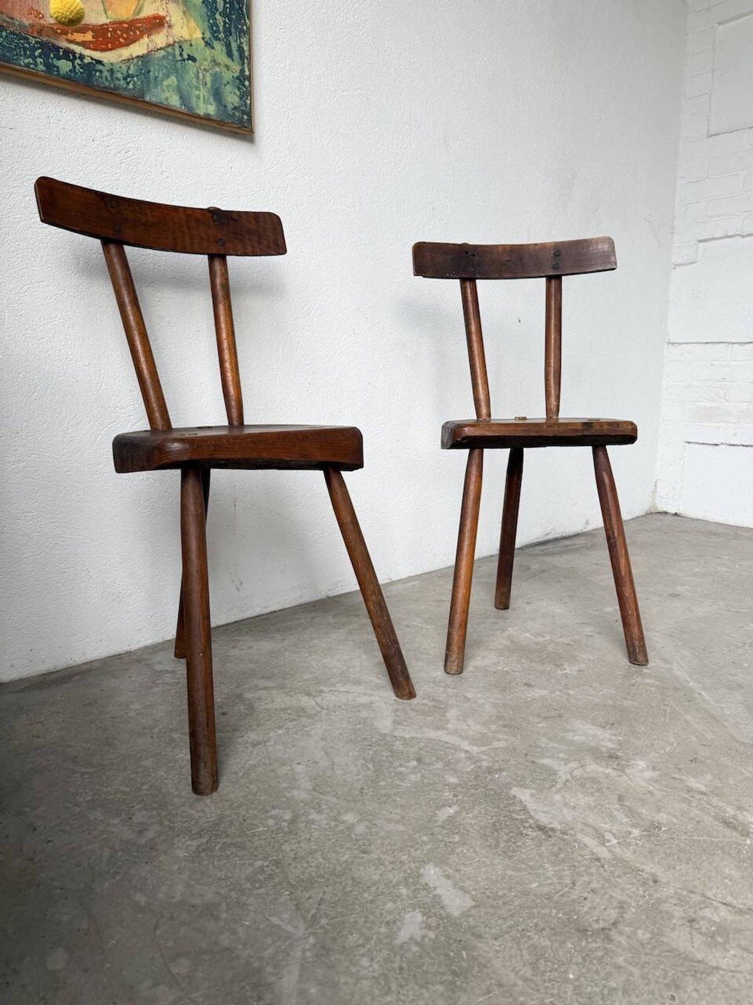 Paire de chaises tripodes savoyardes art populaire chêne