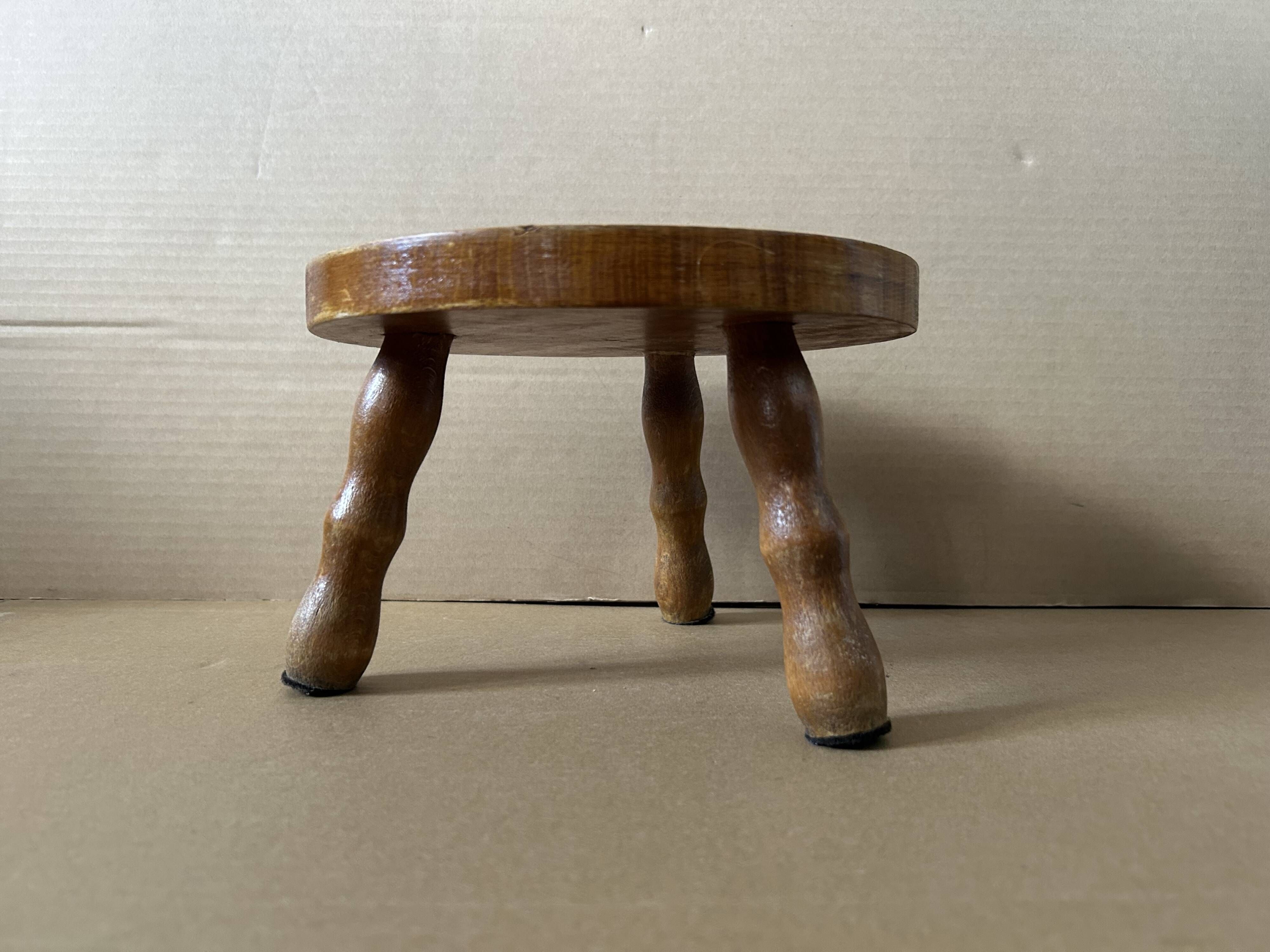 Petit tabouret en bois massif