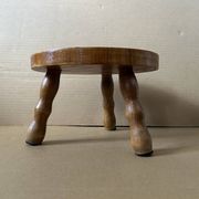 Petit tabouret en bois massif