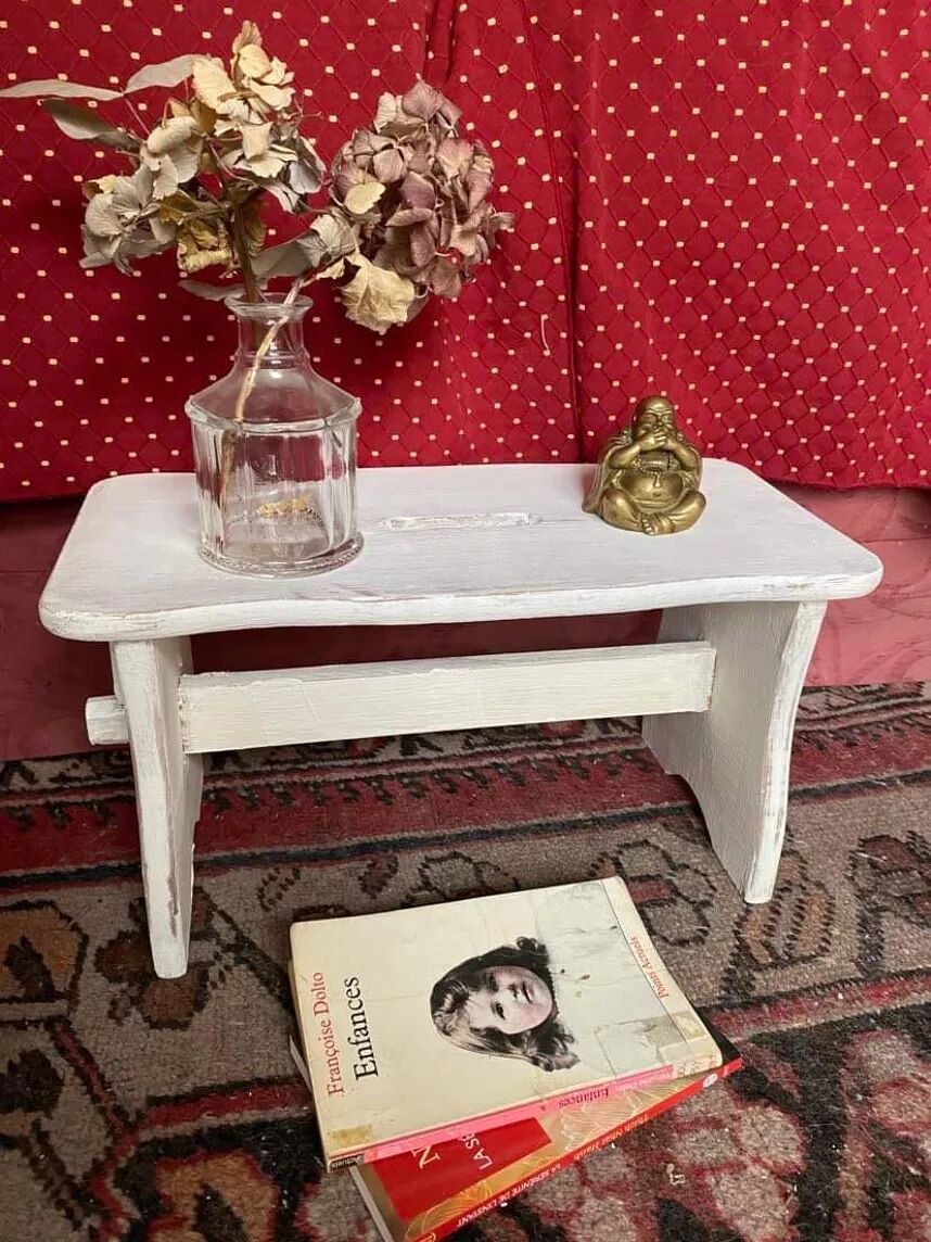 Small footrest bench, rustic, in patinated wood.