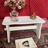 Small footrest bench, rustic, in patinated wood.