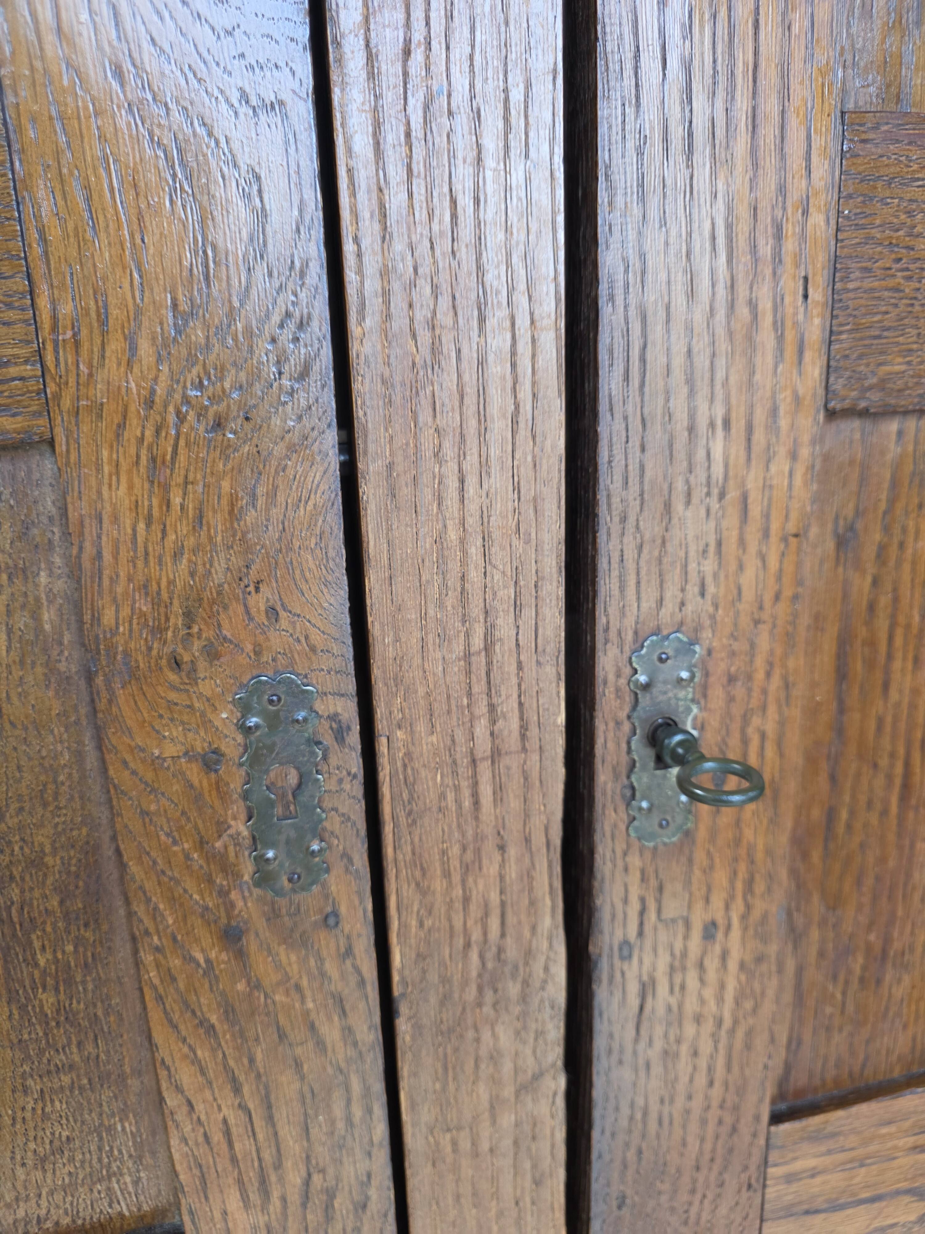 Armoire parisienne ancienne en chêne