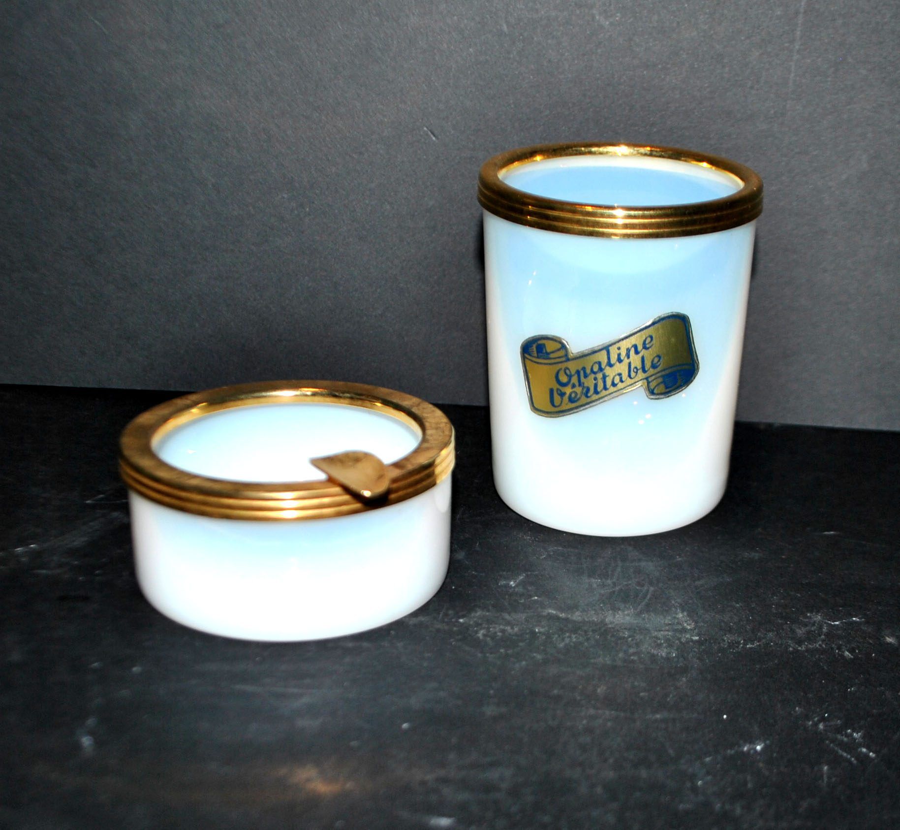 Cendrier vintage en verre opaline blanche et gobelet à cigarette opaline véritable