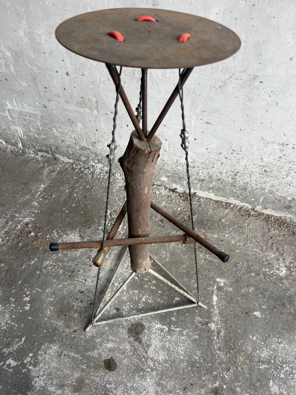 Table d'appoint sculpturale en métal rouillé et bois au design néerlandais, accent industriel en brun rustique.