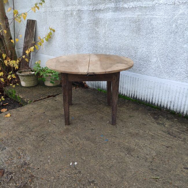 Round coffee table