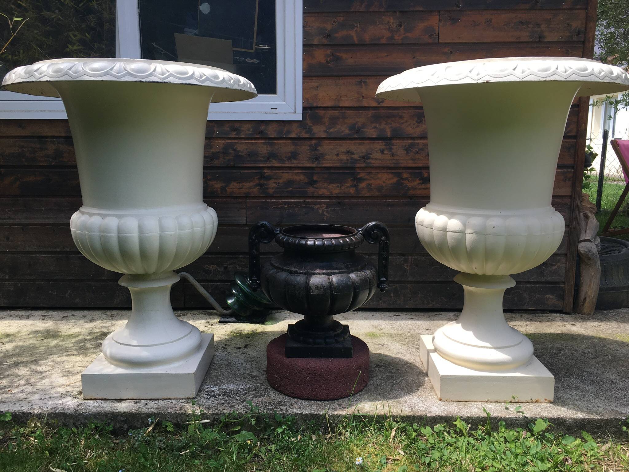 Médicis vases in cast iron