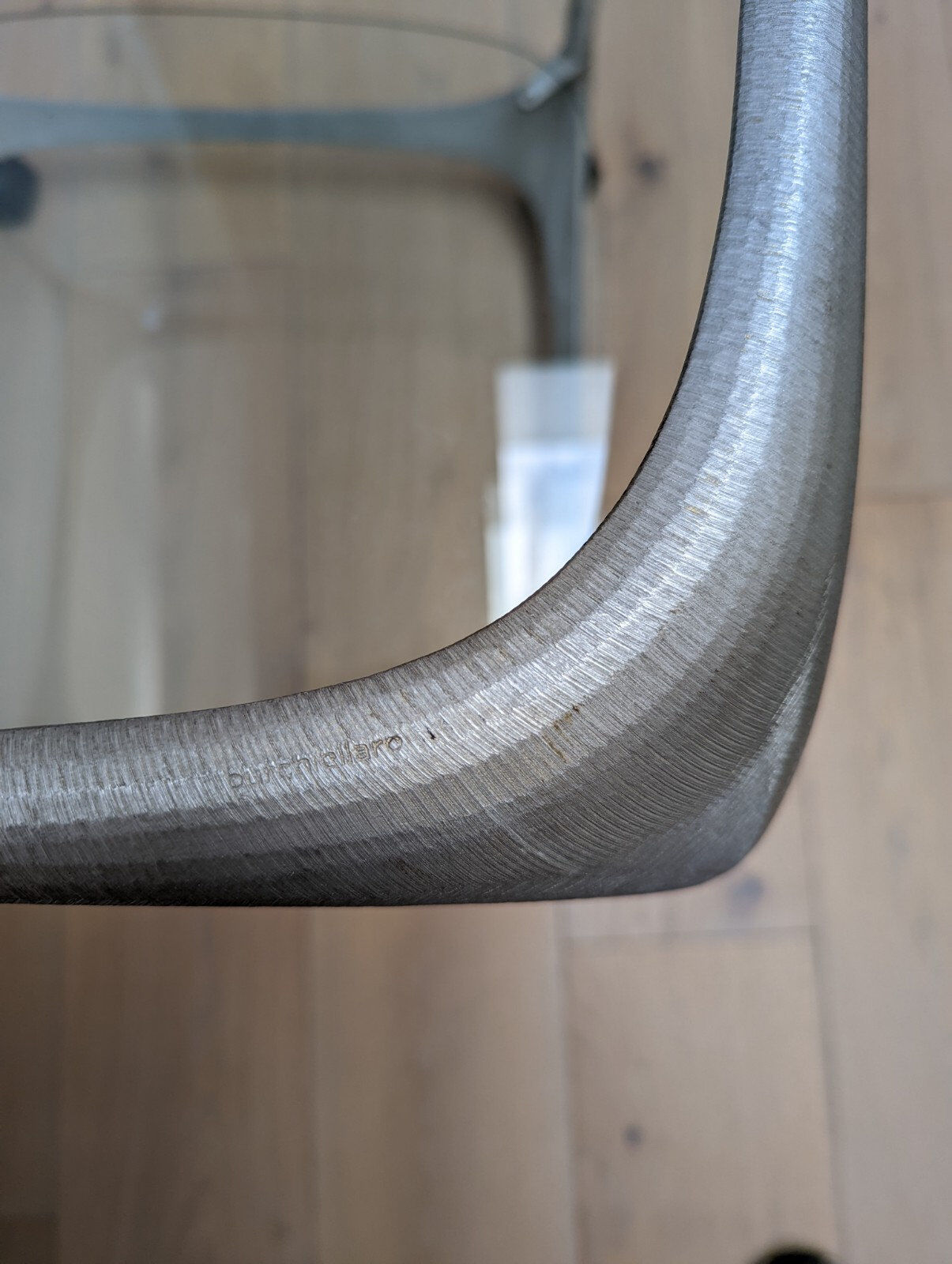Table d'appoint du milieu du siècle par Lorenzo Burchiellaro en aluminium avec des étagères en verre.