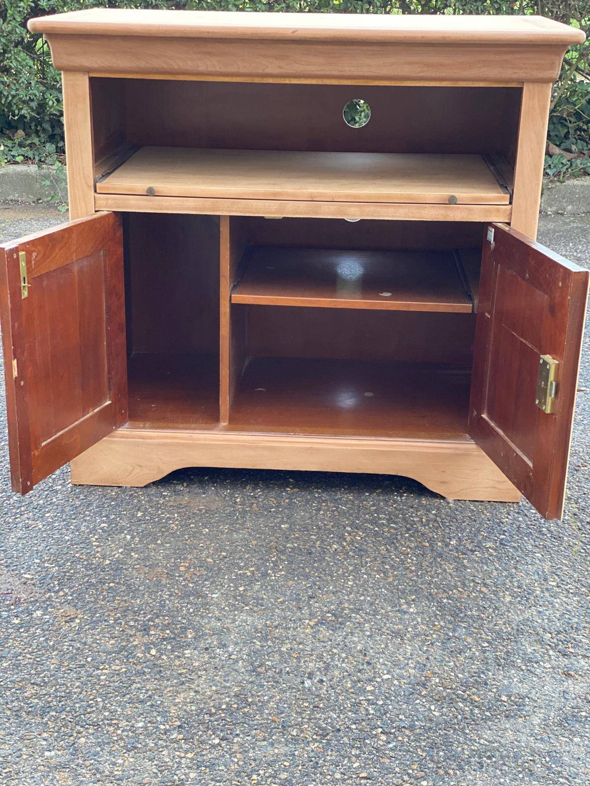 Buffet Louis Philippe deux portes meuble TV rénové en bois massif merisier brut