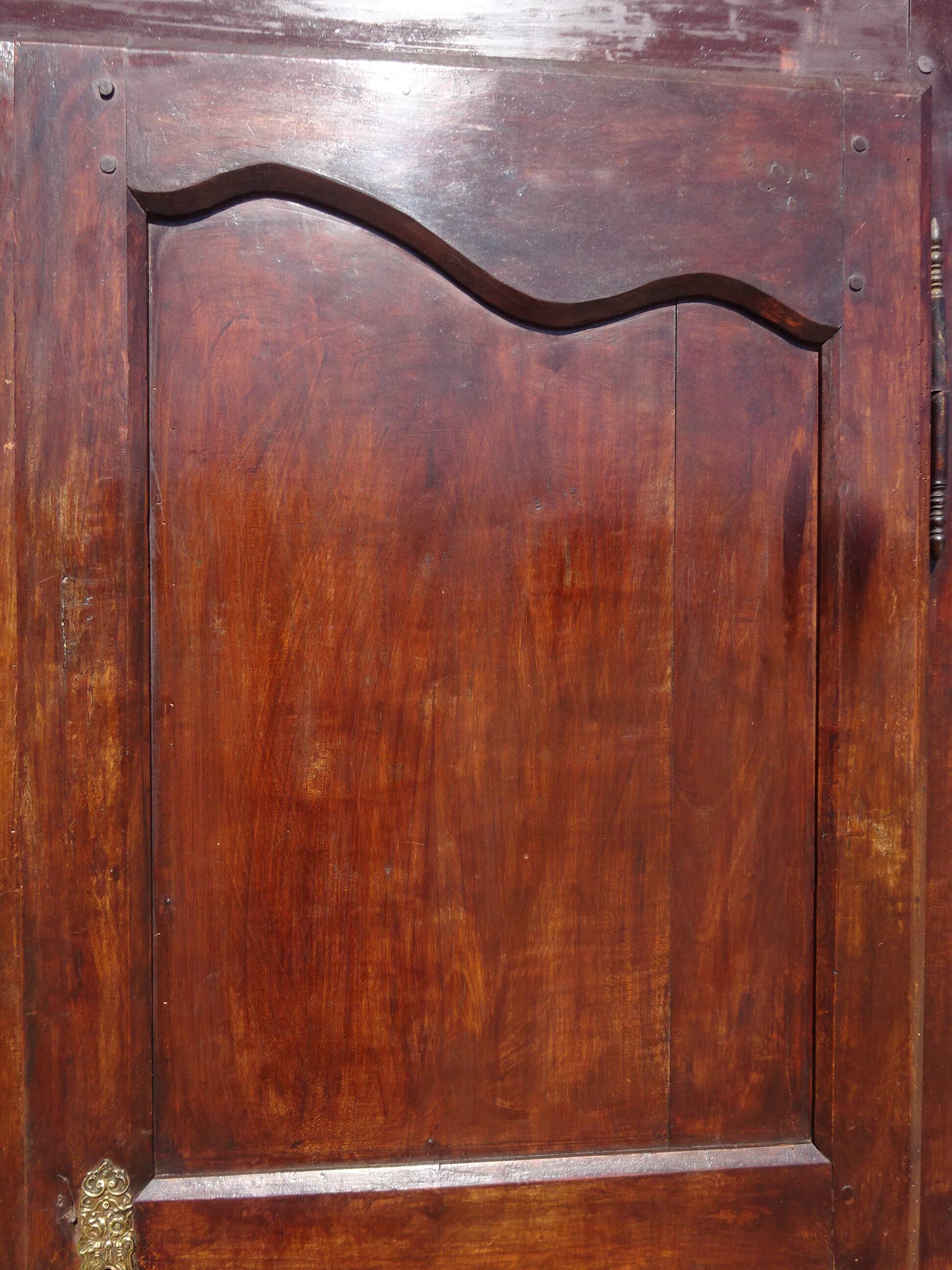 Armoire Louis Philippe en noyer massif