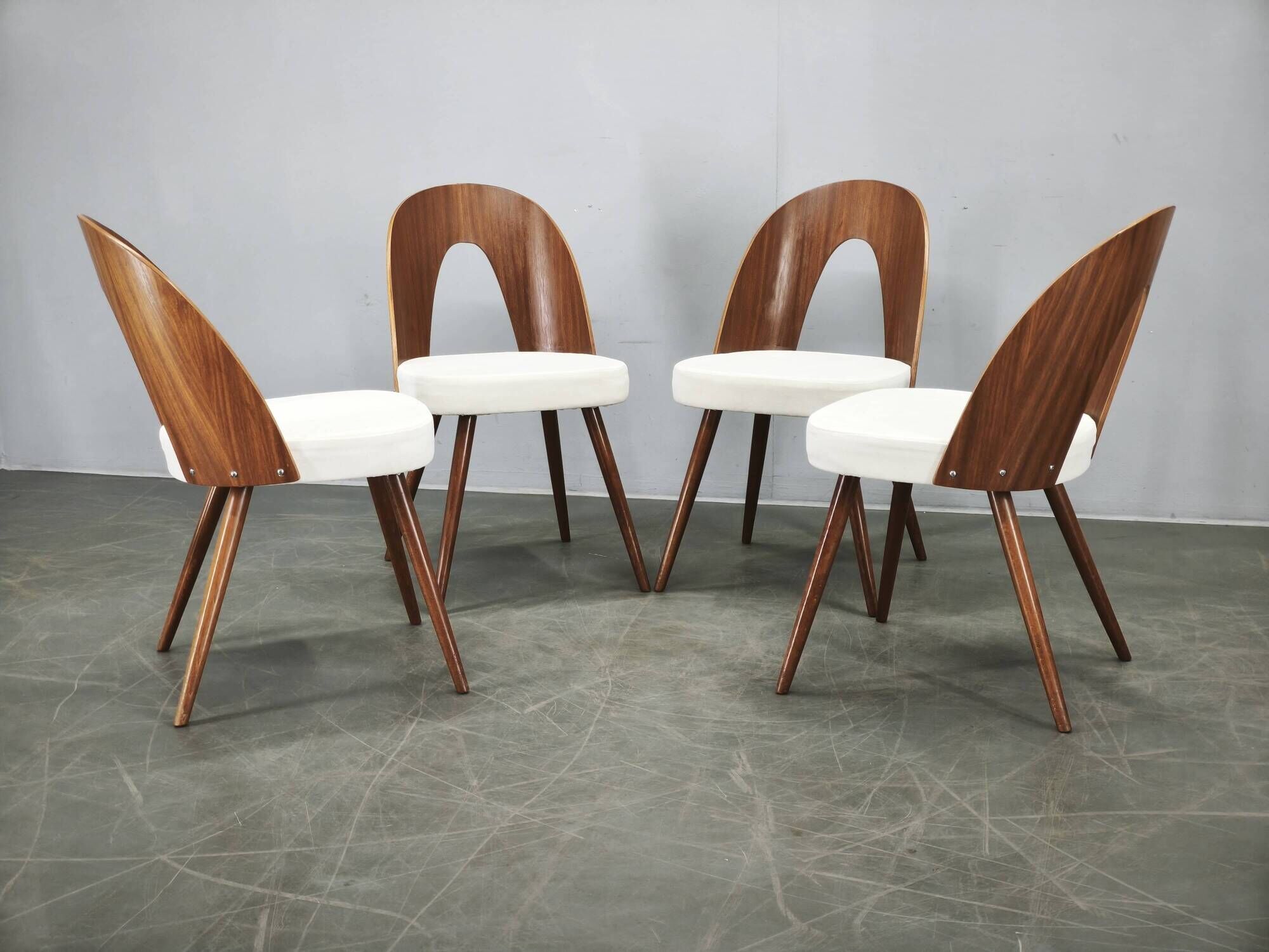 Ensemble de quatre chaises restaurées d'Antonin Suman des années 1960.