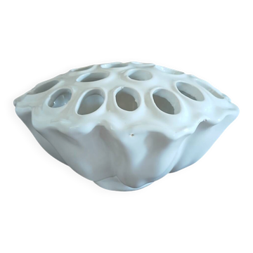 Vase pique fleurs en porcelaine blanche