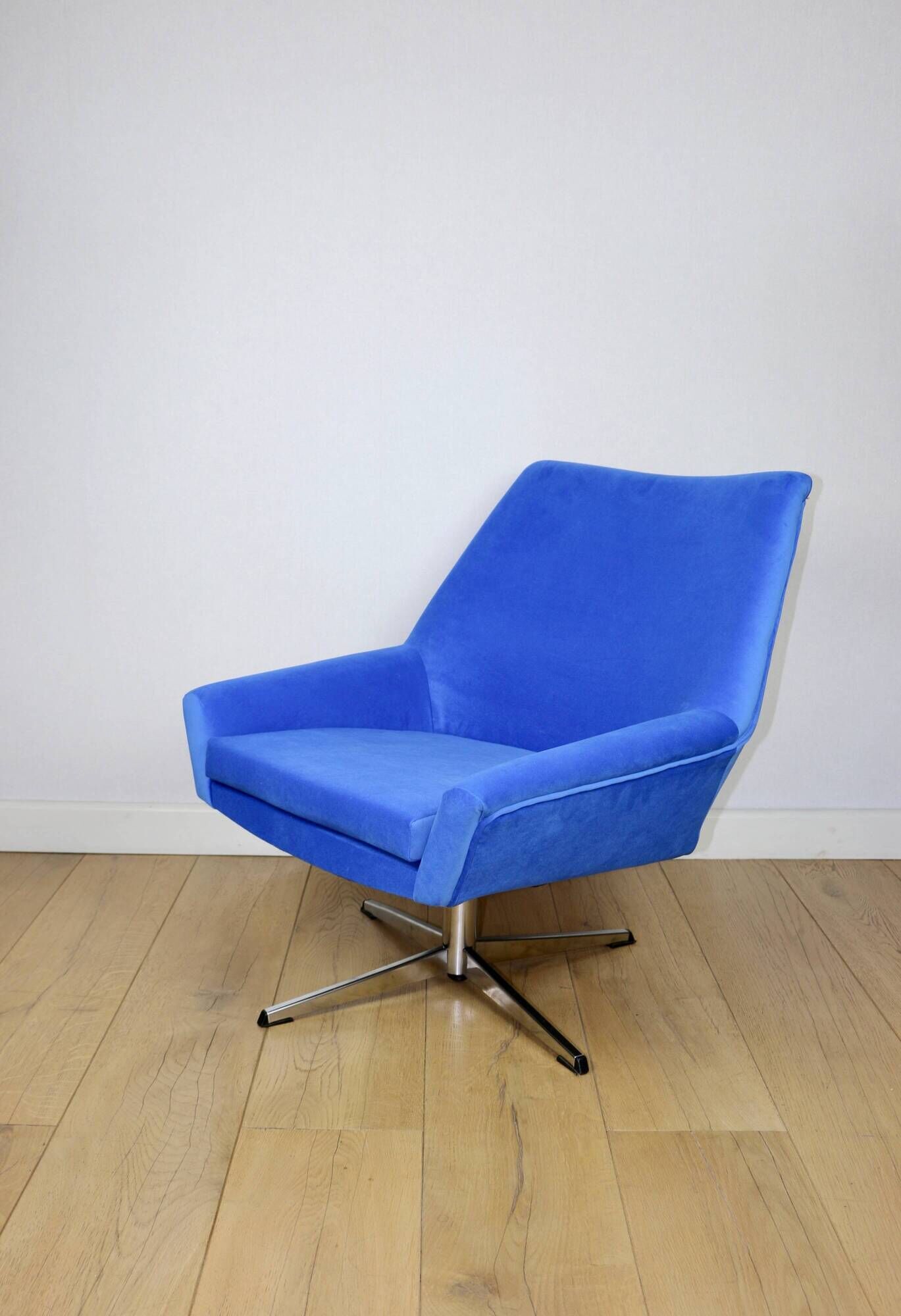 Vintage swivel armchair from DDR blue cornflower velvet from the Jade series