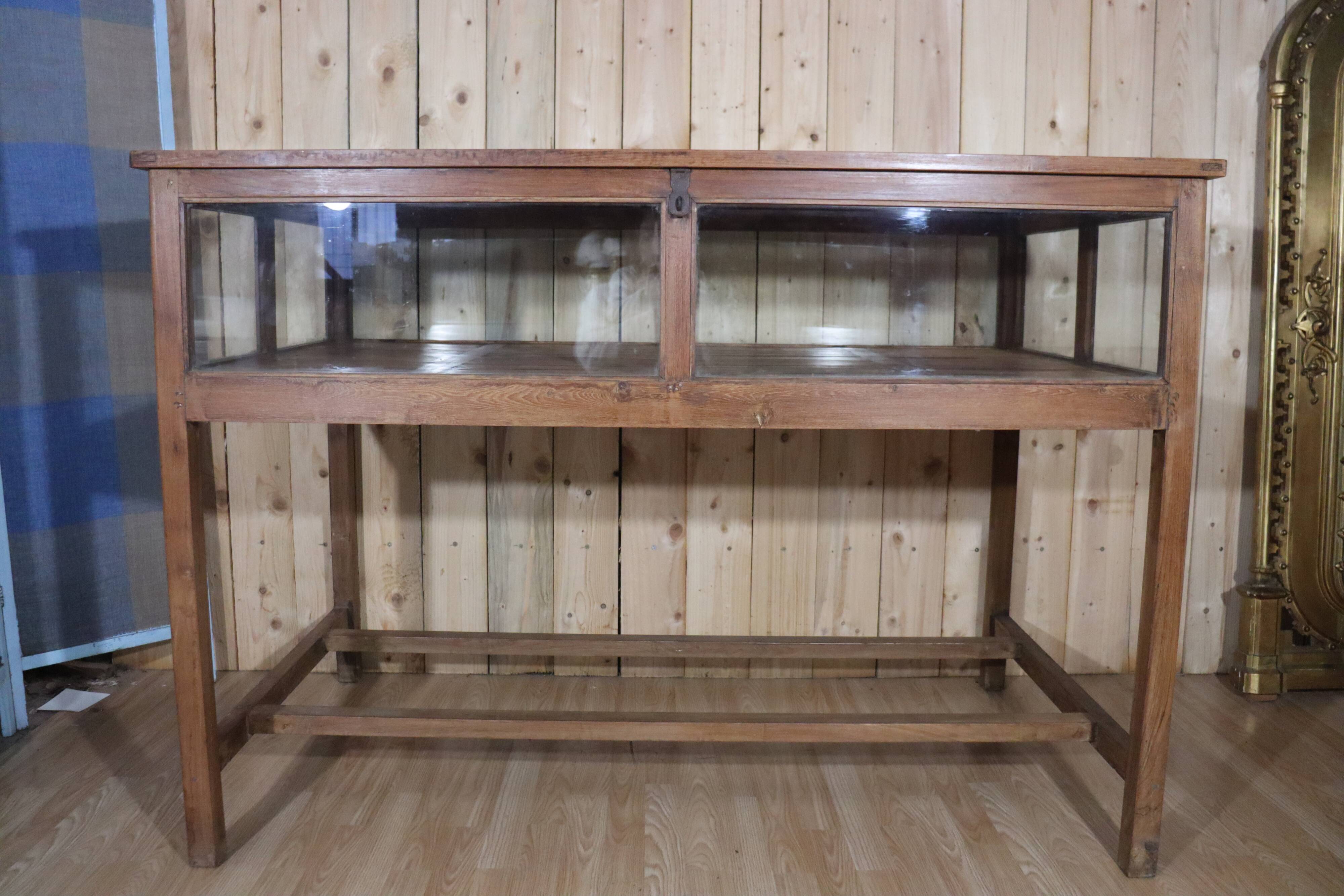 Ancienne vitrine/présentoir de magasin en pin