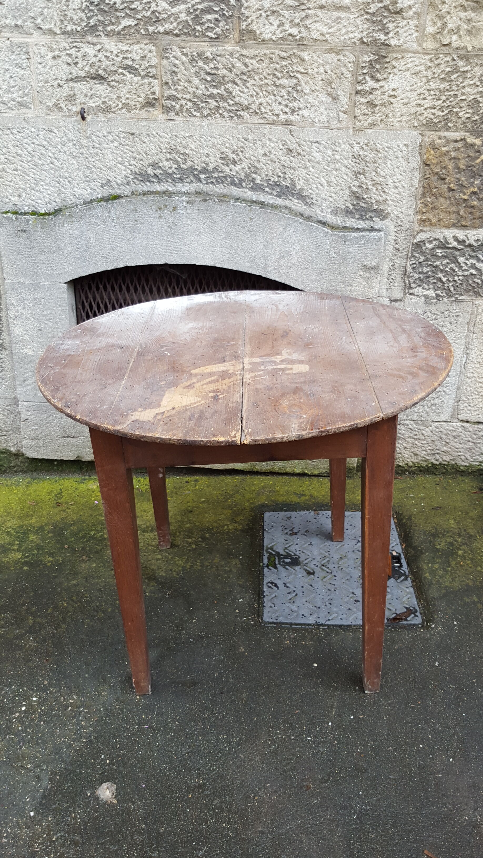 Round pine table spindle legs