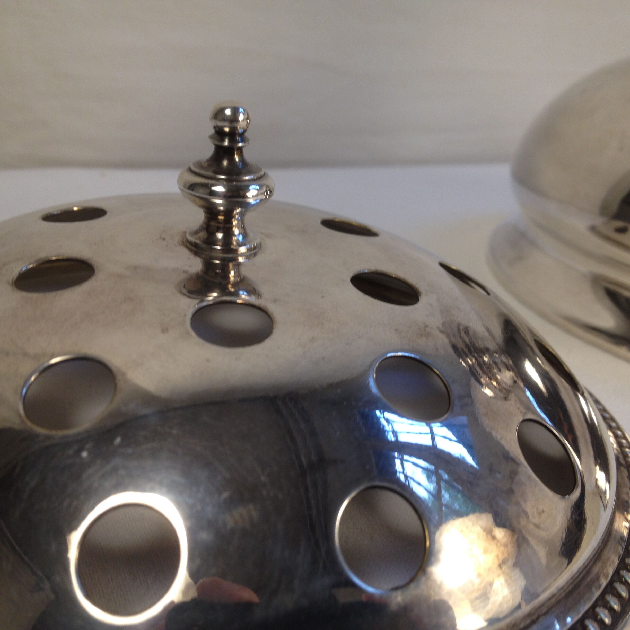 Pique flowers in silver metal