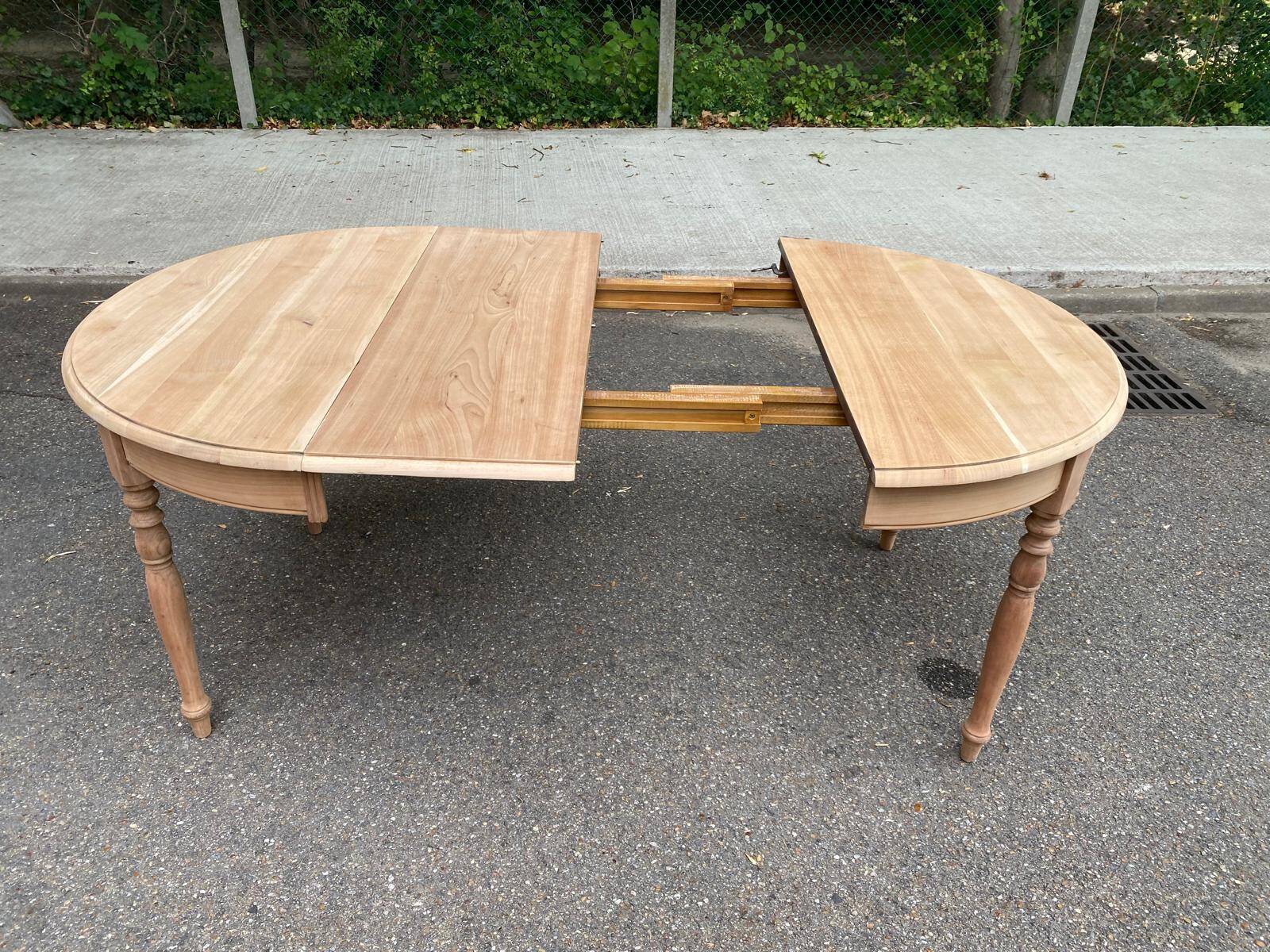 Table à manger ronde extensible Louis Philippe décapée en merisier massif 1