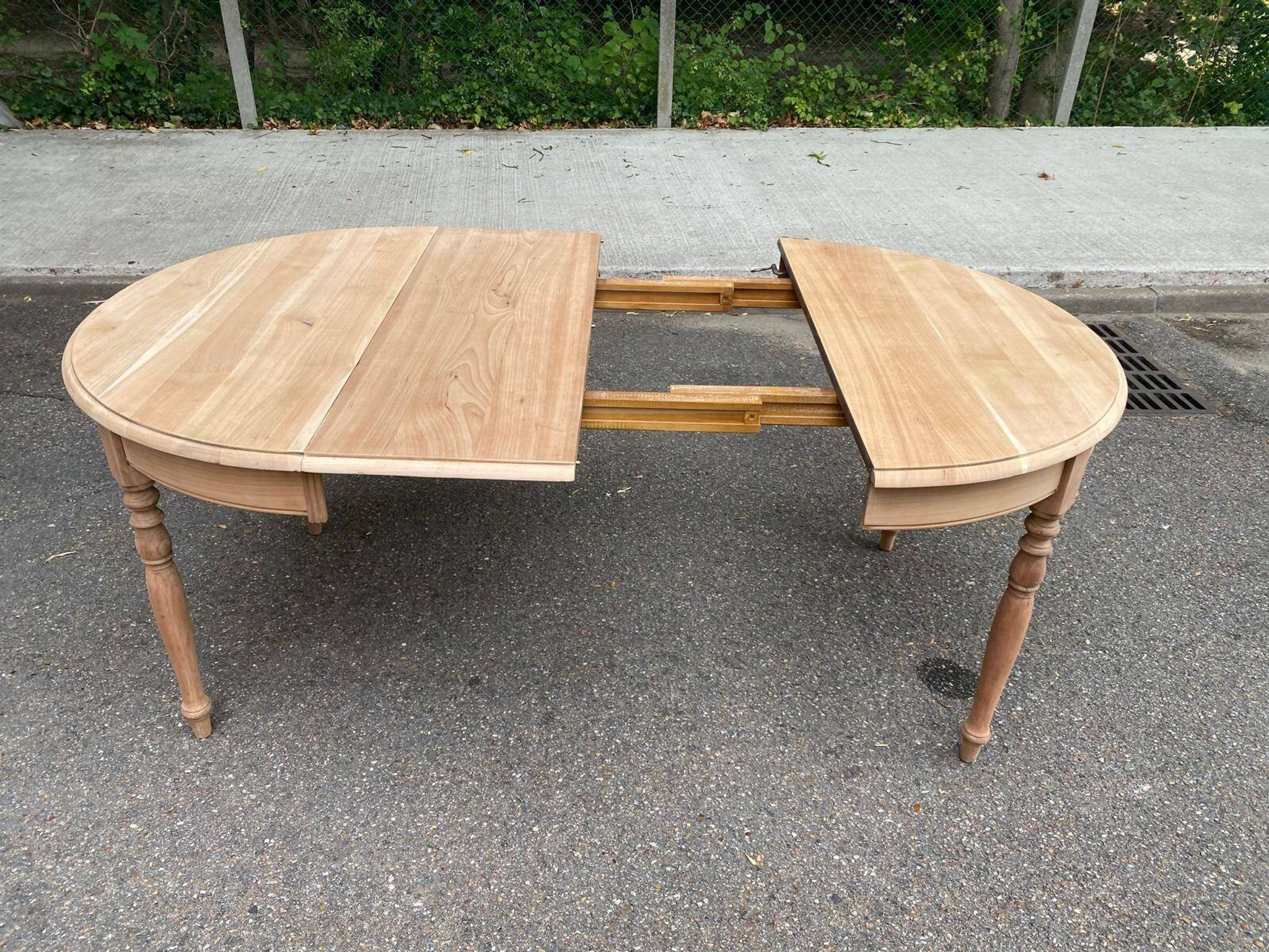 Round extendable dining table Louis Philippe stripped in solid cherry wood 1