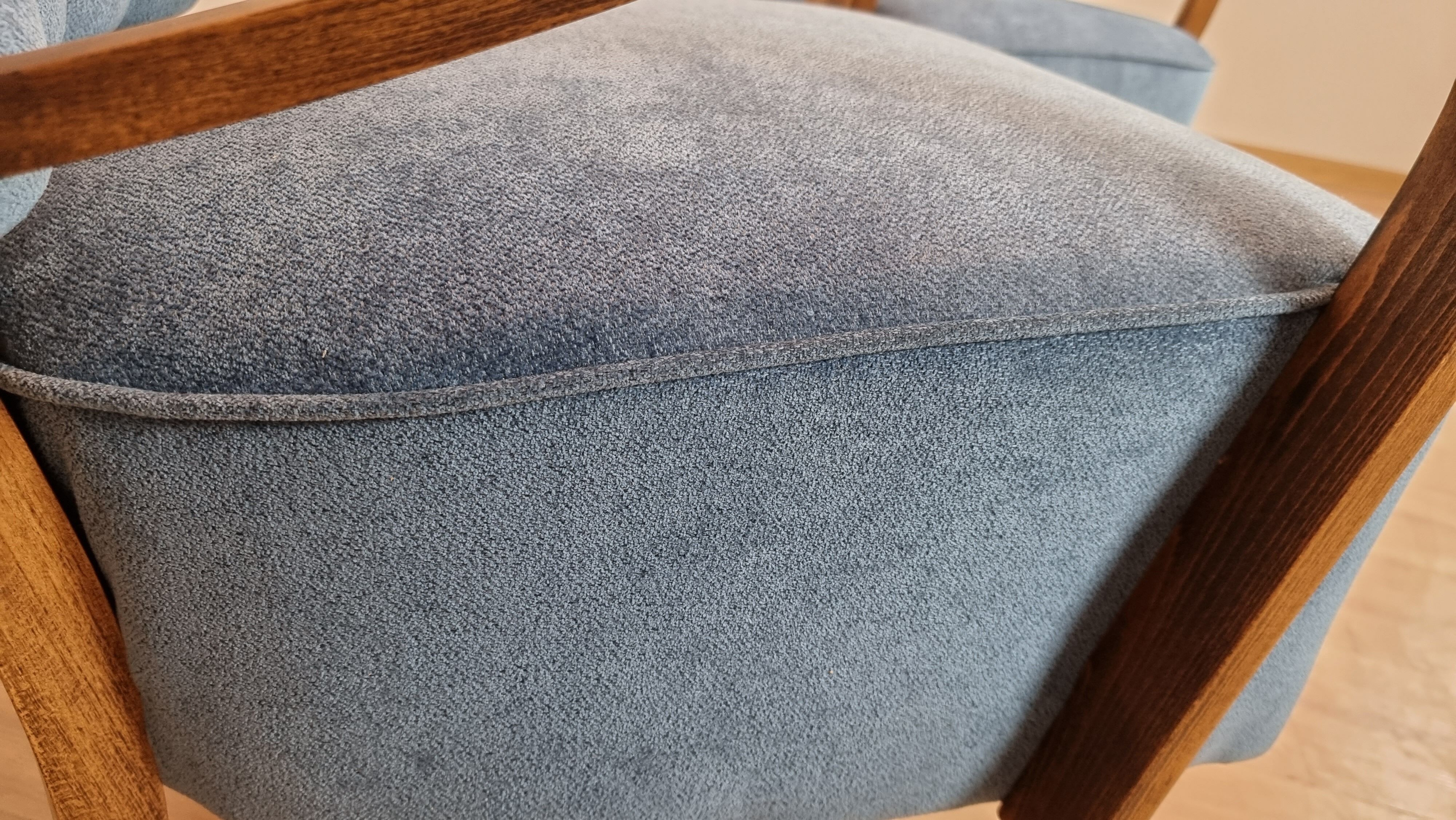 Paire de fauteuils restaurés par Jindrich Halabala